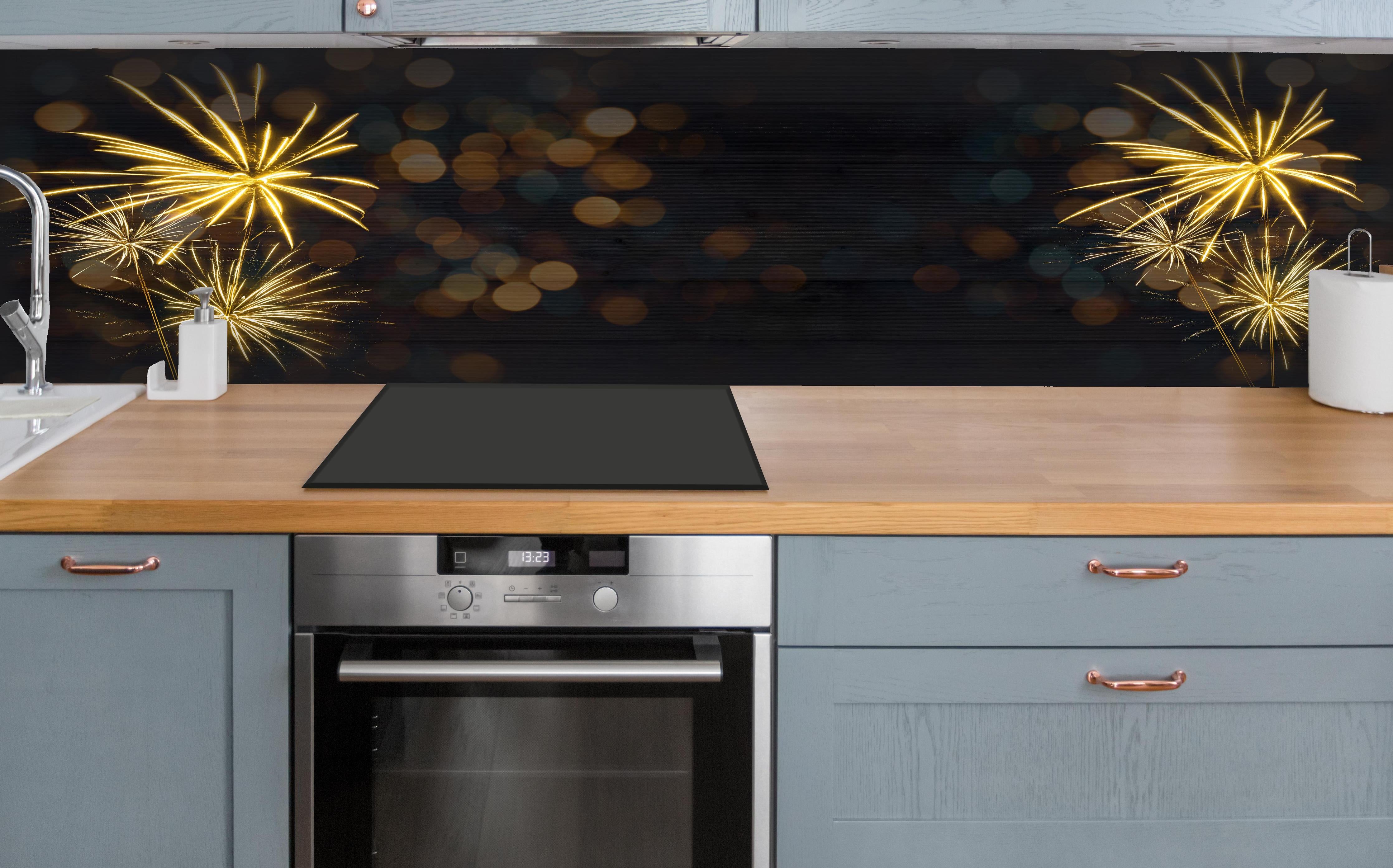 Küche - Sylvester Muster hinter weißen Hochglanz-Küchenregalen und schwarzem Wasserhahn