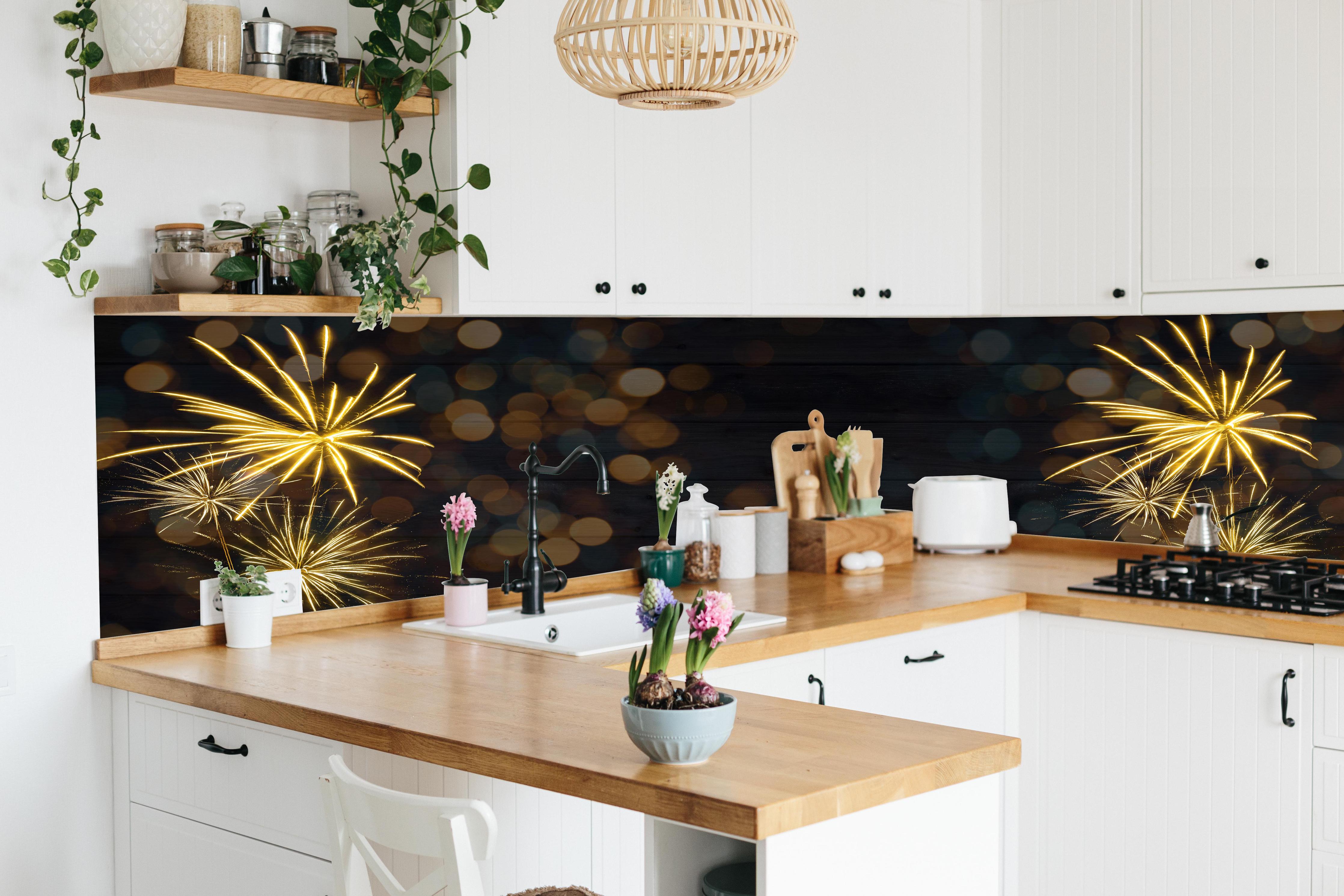 Küche - Sylvester Muster hinter weißen Hochglanz-Küchenregalen und schwarzem Wasserhahn