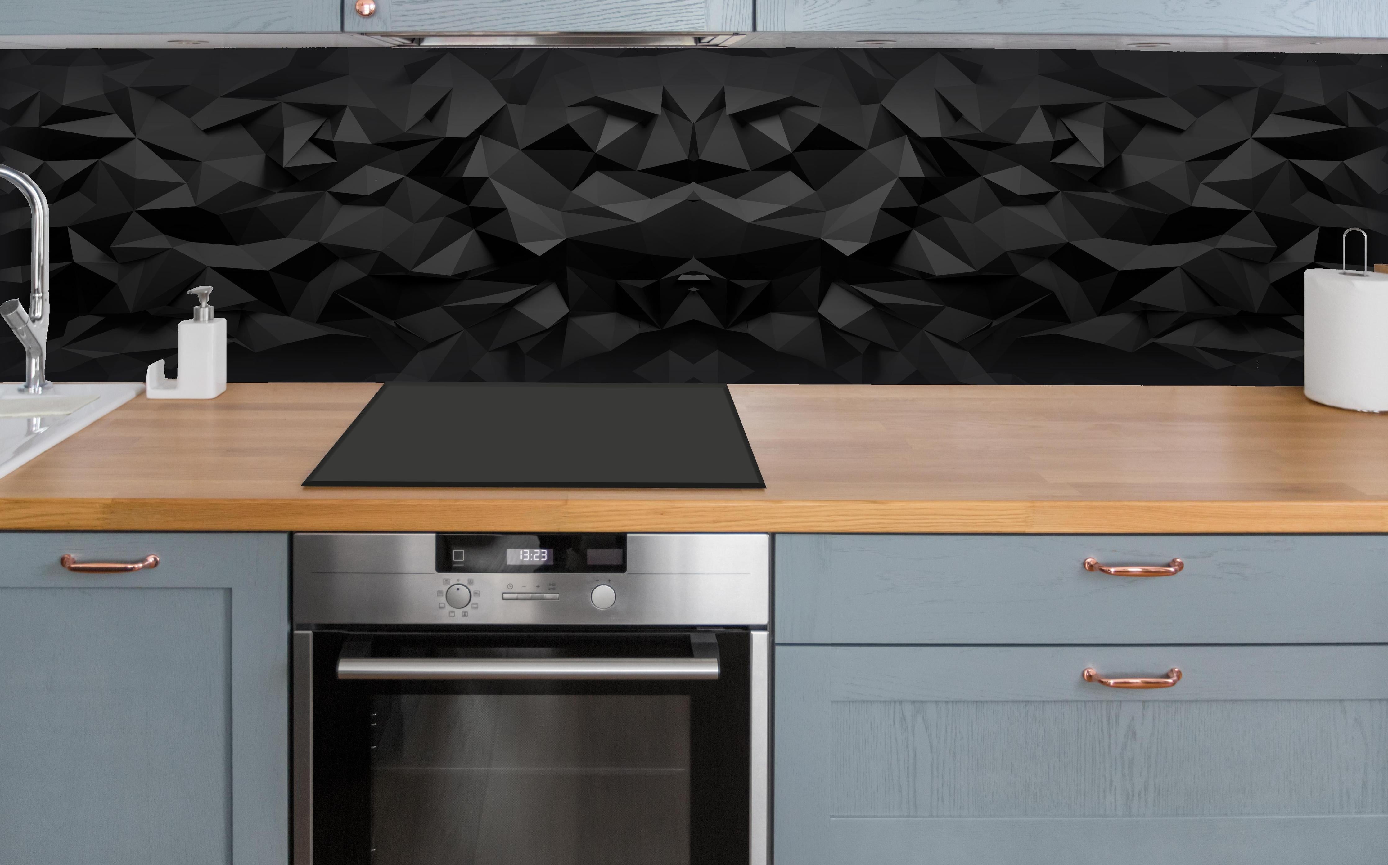 Küche - Symmetrische abstrakte Kunst in Schwarz-Weiß hinter weißen Hochglanz-Küchenregalen und schwarzem Wasserhahn