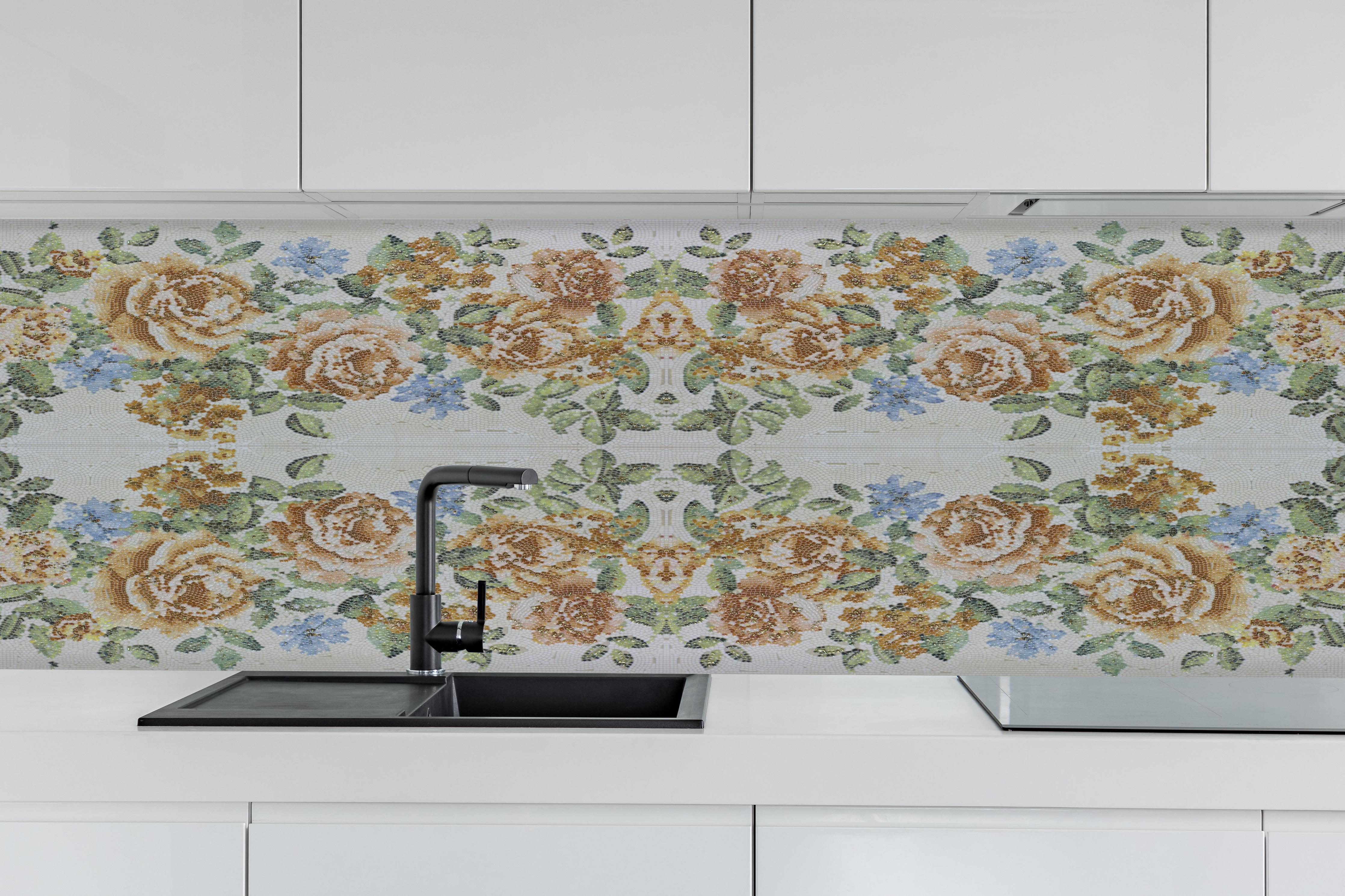 Küche - Symmetrisches Blumenmuster in Weiß und Blau hinter weißen Hochglanz-Küchenregalen und schwarzem Wasserhahn