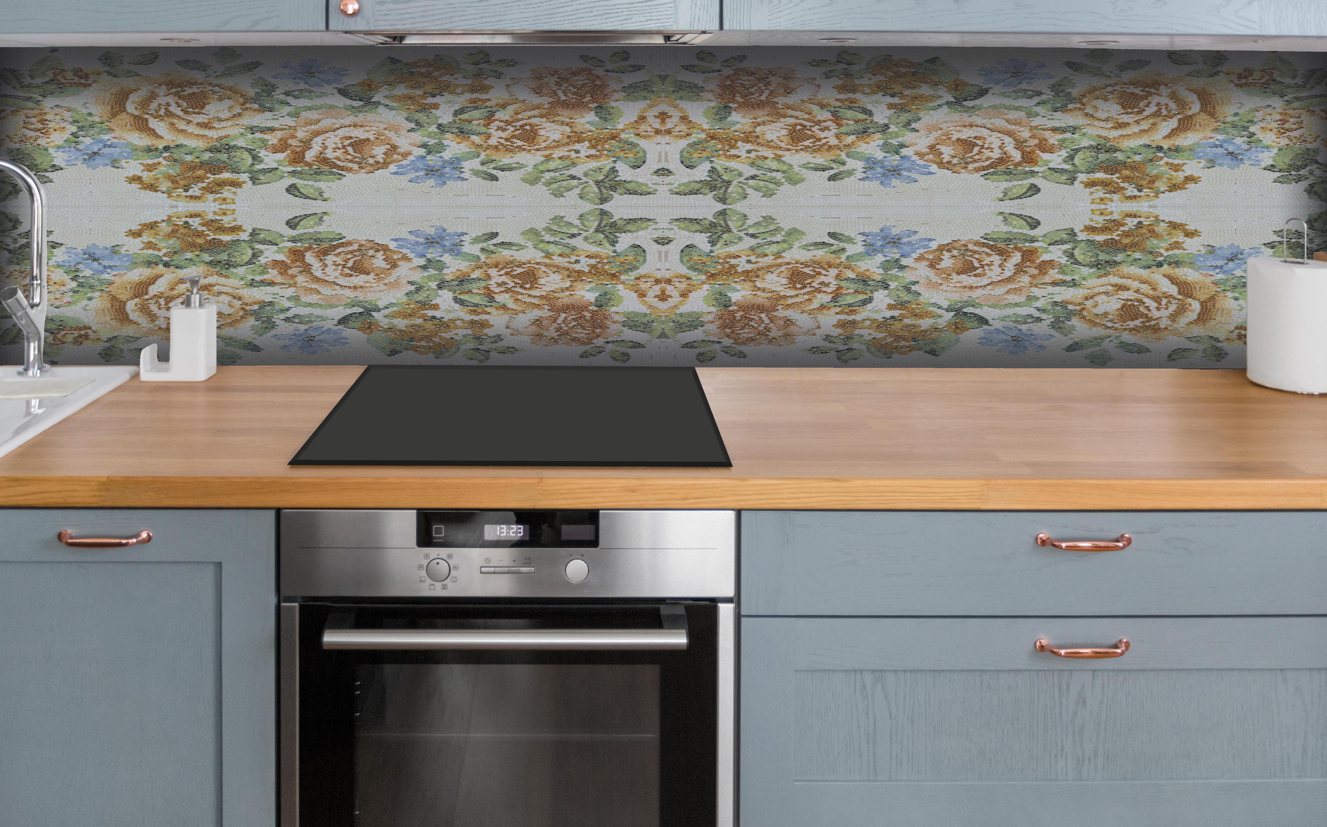 Küche - Symmetrisches Blumenmuster in Weiß und Blau hinter weißen Hochglanz-Küchenregalen und schwarzem Wasserhahn