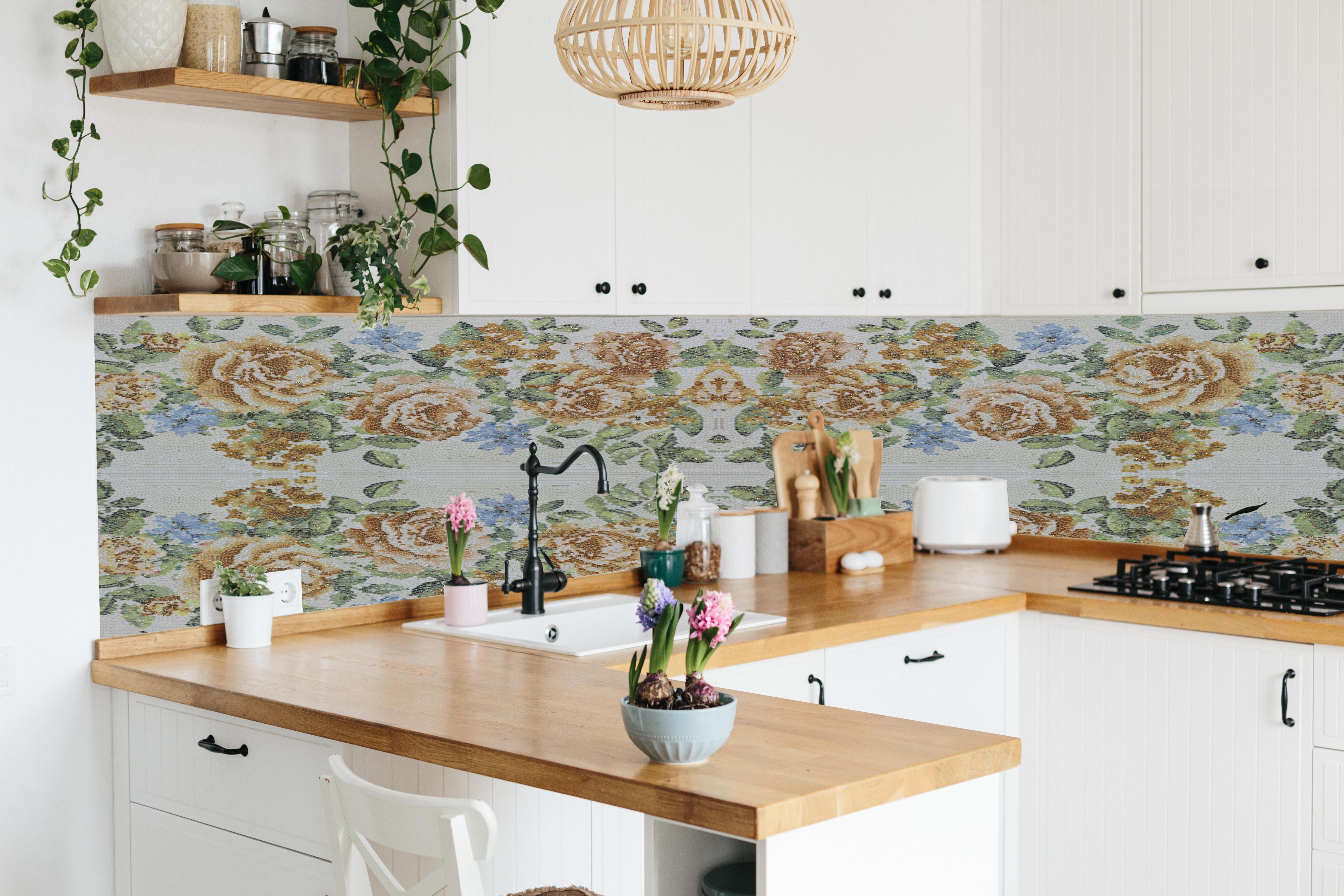 Küche - Symmetrisches Blumenmuster in Weiß und Blau hinter weißen Hochglanz-Küchenregalen und schwarzem Wasserhahn
