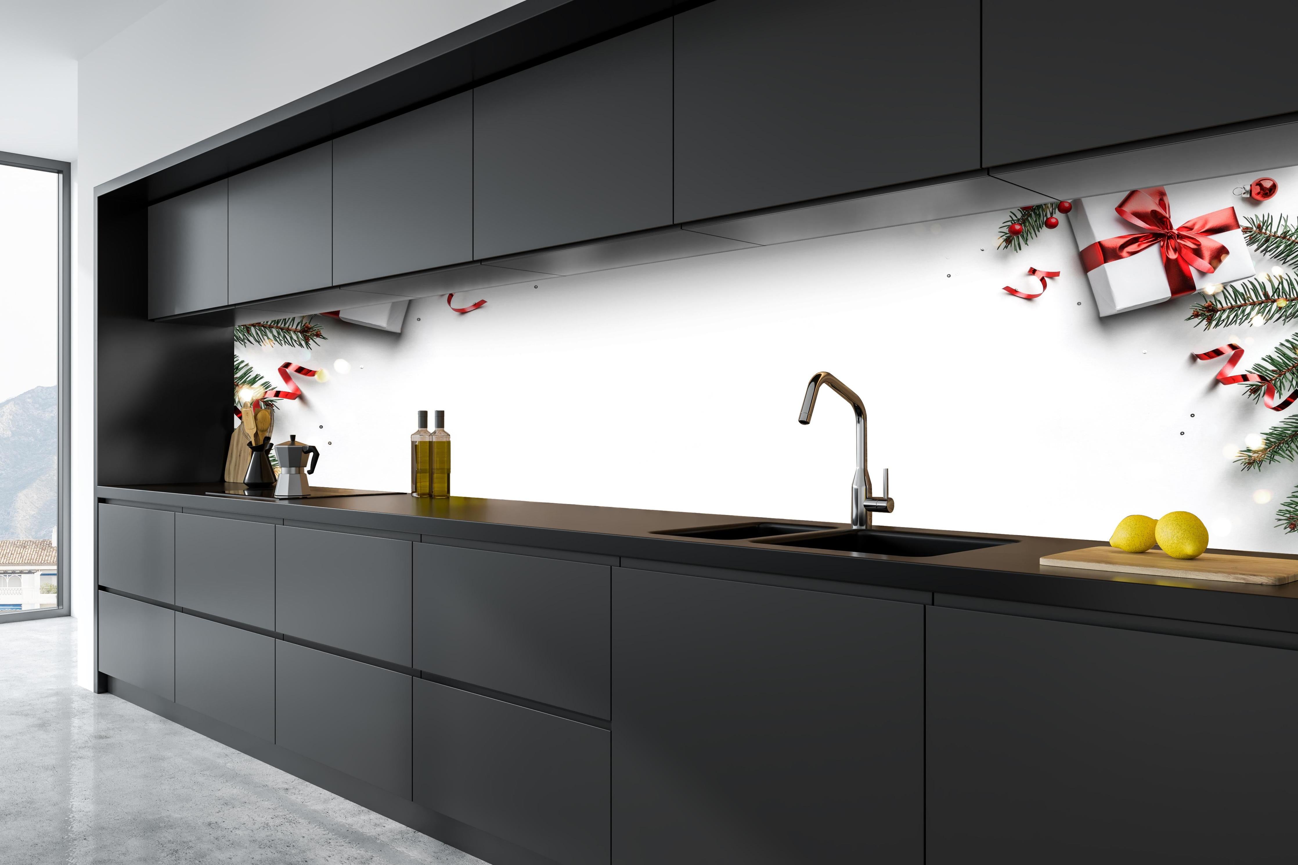 Küche - Tannenzweige auf weißem Hintergrund hinter weißen Hochglanz-Küchenregalen und schwarzem Wasserhahn