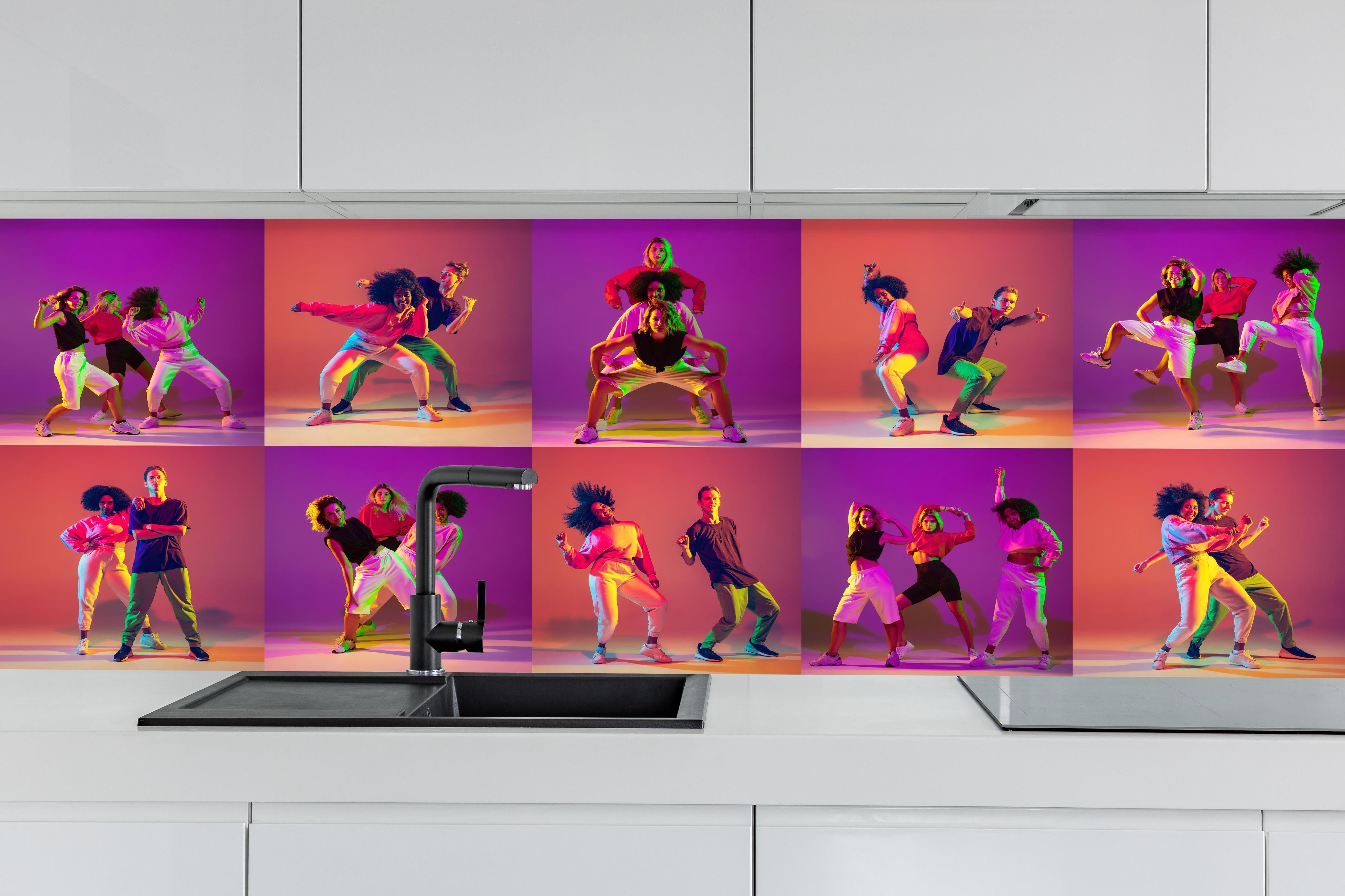 Küche - Tanzkurs Muster hinter weißen Hochglanz-Küchenregalen und schwarzem Wasserhahn