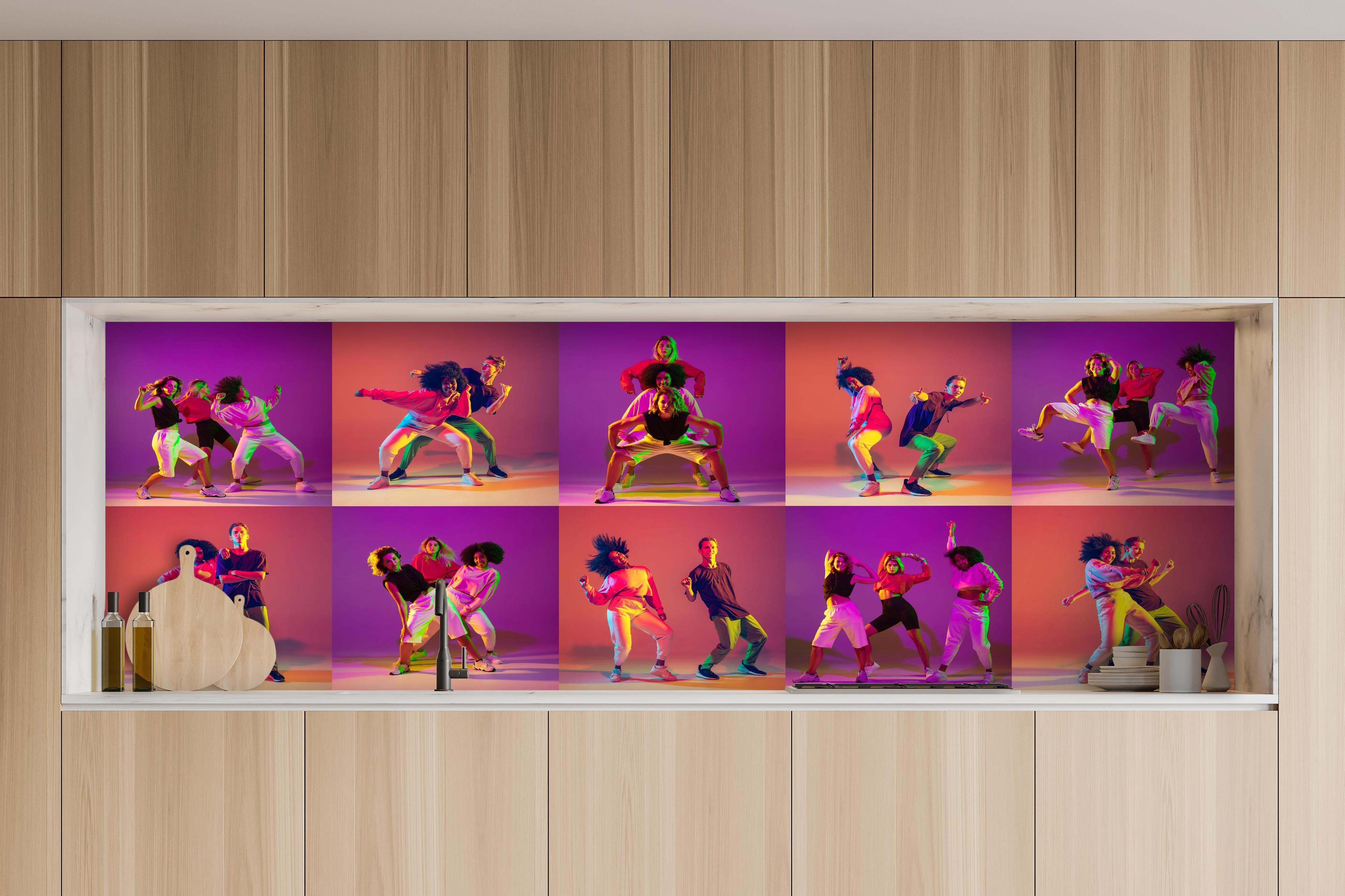 Küche - Tanzkurs Muster hinter weißen Hochglanz-Küchenregalen und schwarzem Wasserhahn