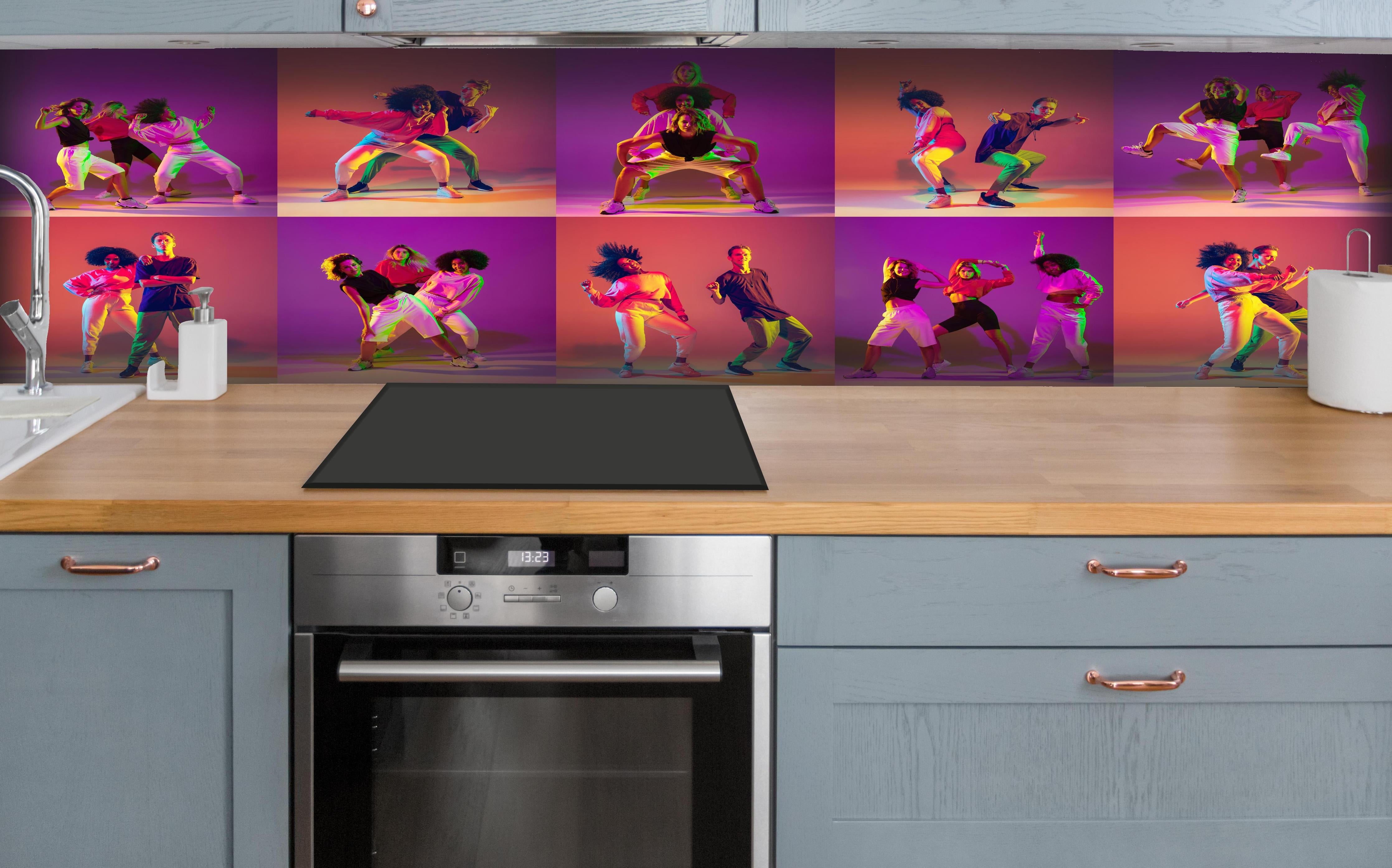 Küche - Tanzkurs Muster hinter weißen Hochglanz-Küchenregalen und schwarzem Wasserhahn