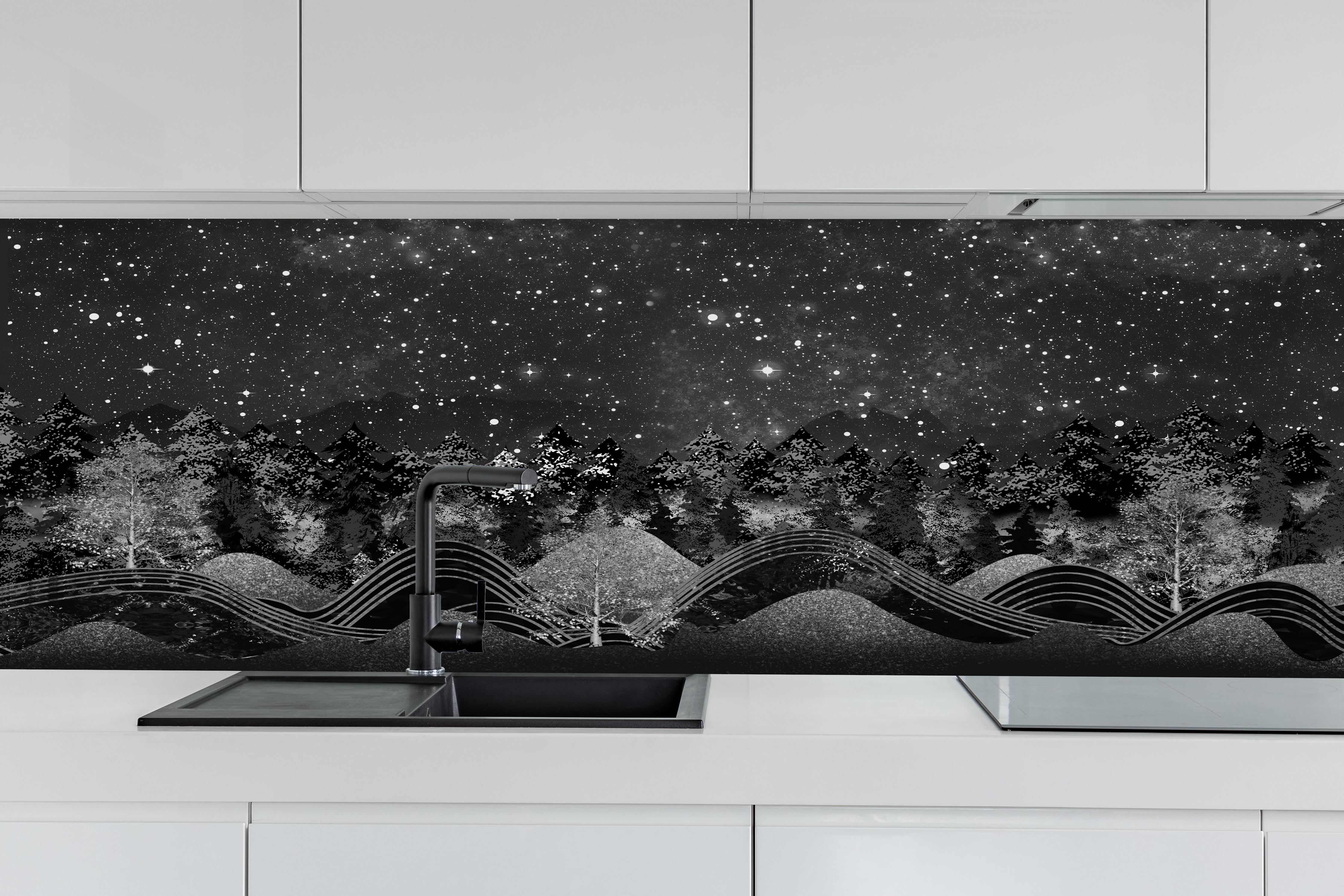 Küche - Tapete einer Landschaft - 3D hinter weißen Hochglanz-Küchenregalen und schwarzem Wasserhahn