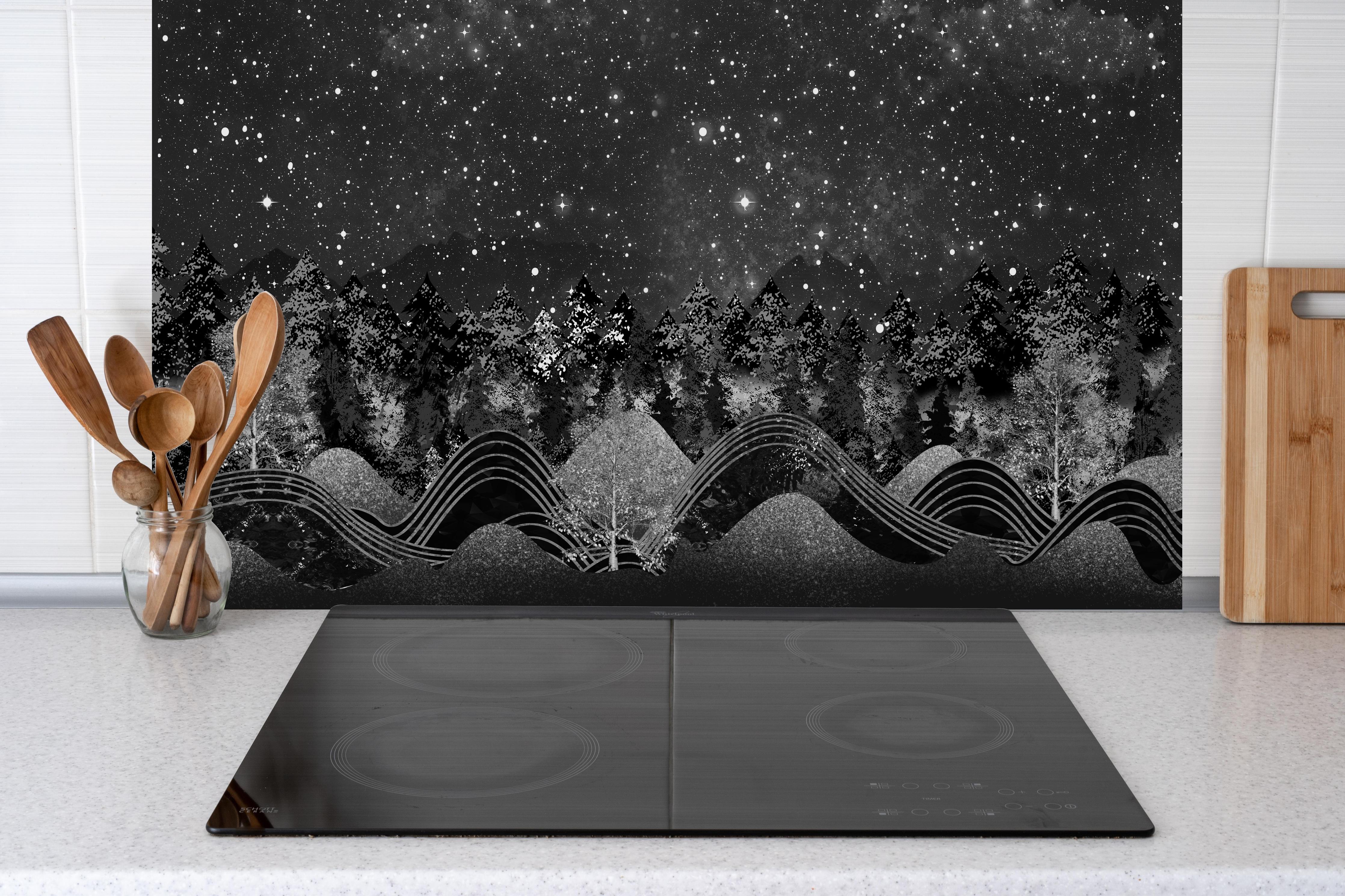 Küche - Tapete einer Landschaft - 3D hinter weißen Hochglanz-Küchenregalen und schwarzem Wasserhahn