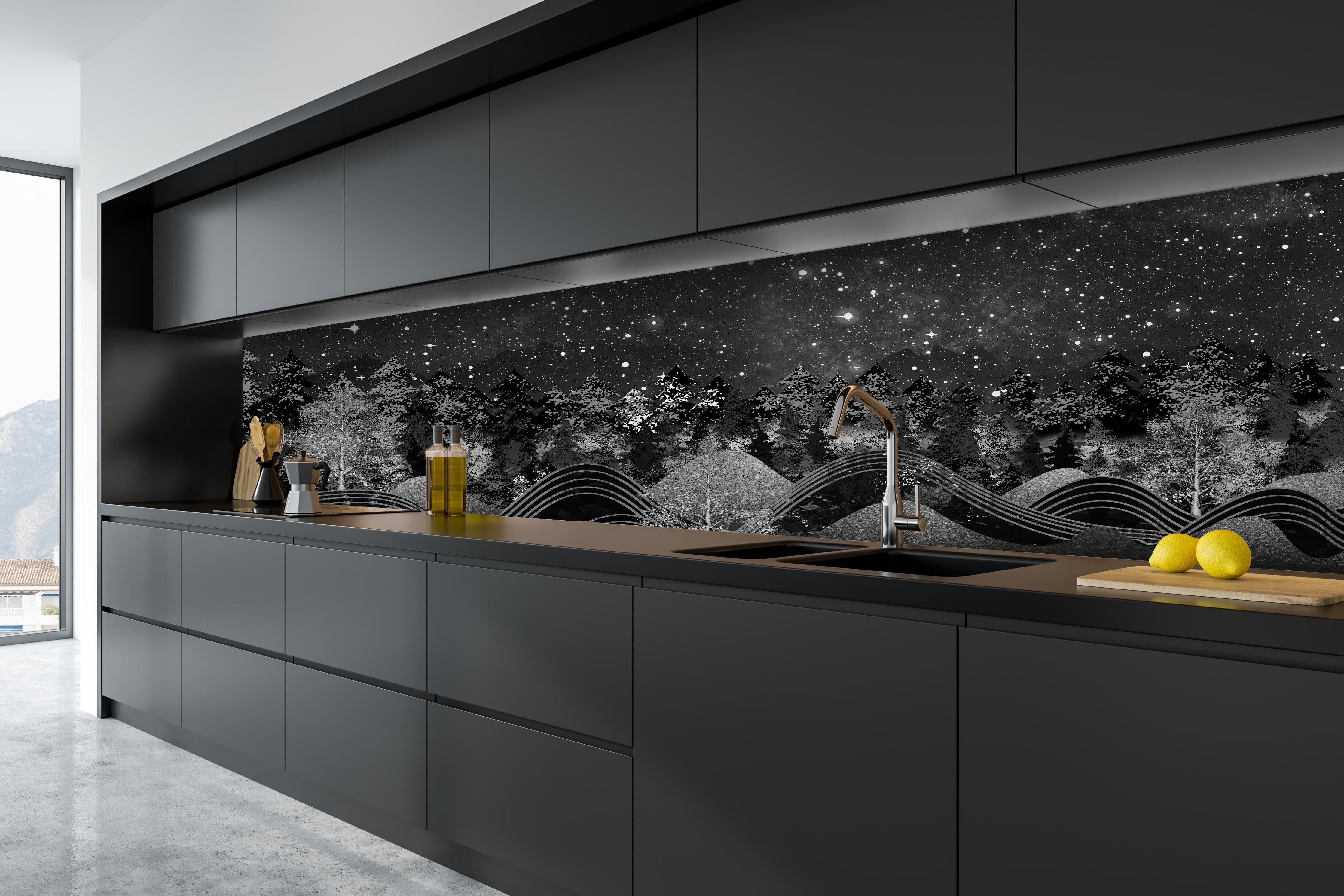 Küche - Tapete einer Landschaft - 3D hinter weißen Hochglanz-Küchenregalen und schwarzem Wasserhahn