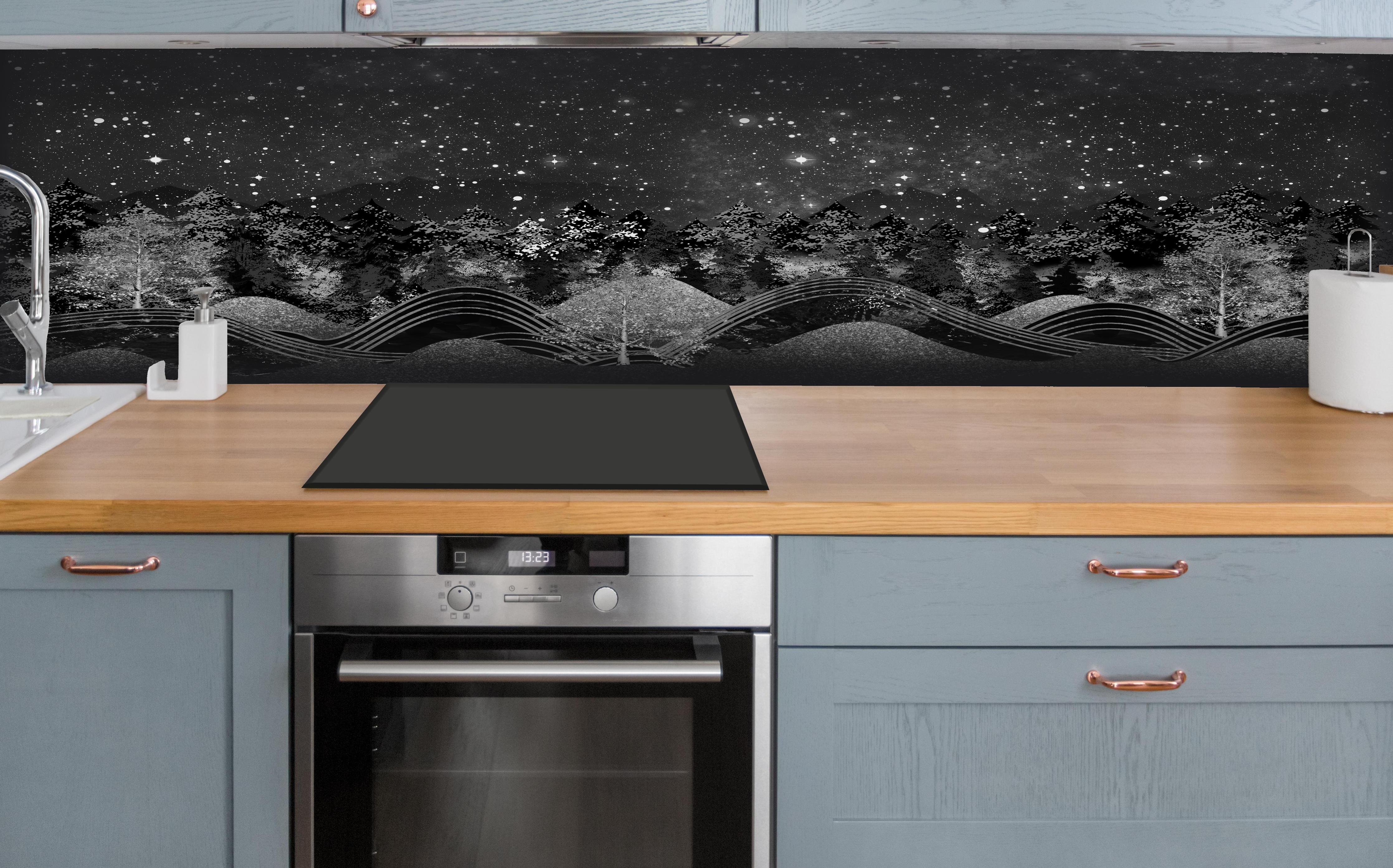 Küche - Tapete einer Landschaft - 3D hinter weißen Hochglanz-Küchenregalen und schwarzem Wasserhahn