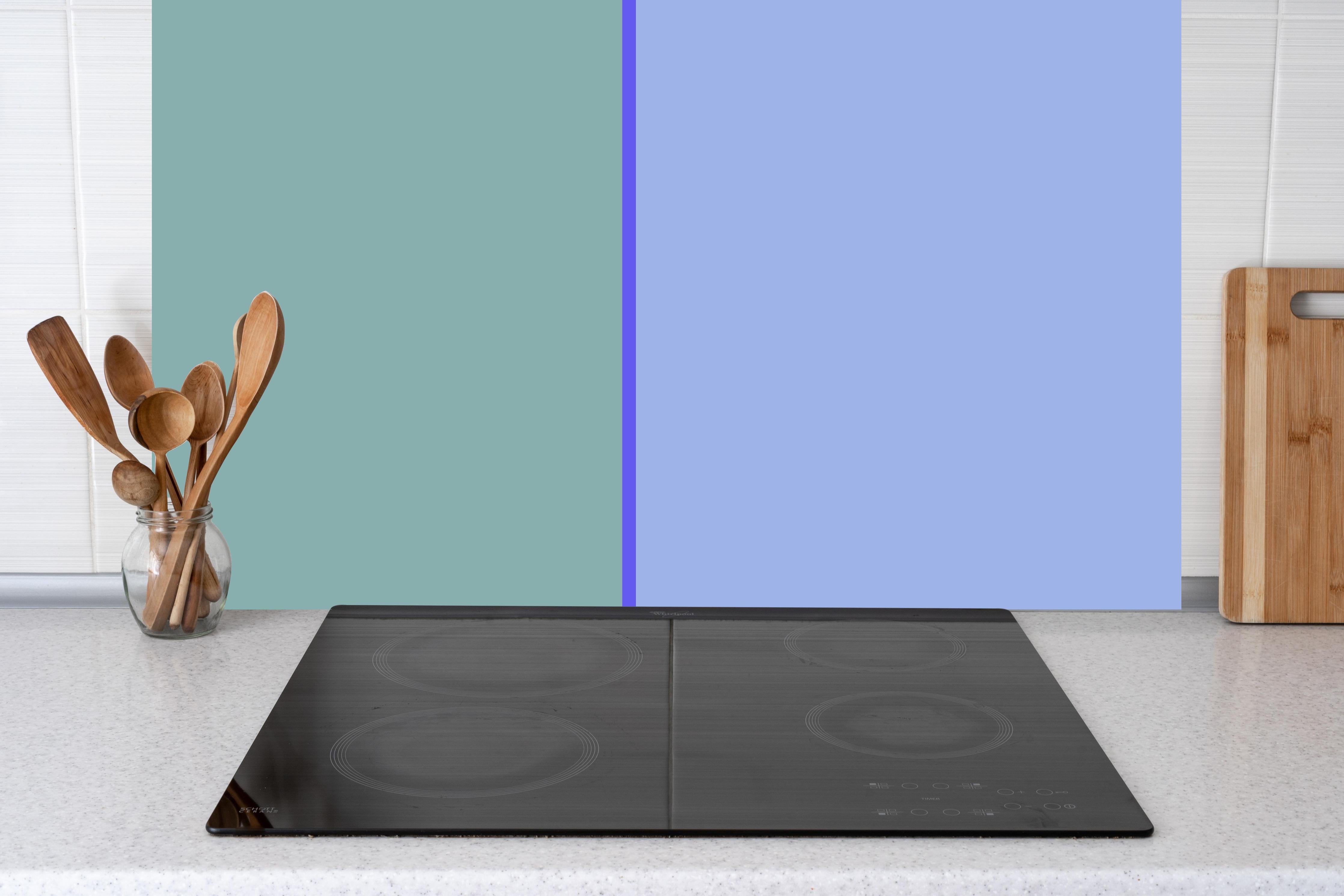 Küche - The Blues - Easy Vertical - Lavender hinter weißen Hochglanz-Küchenregalen und schwarzem Wasserhahn