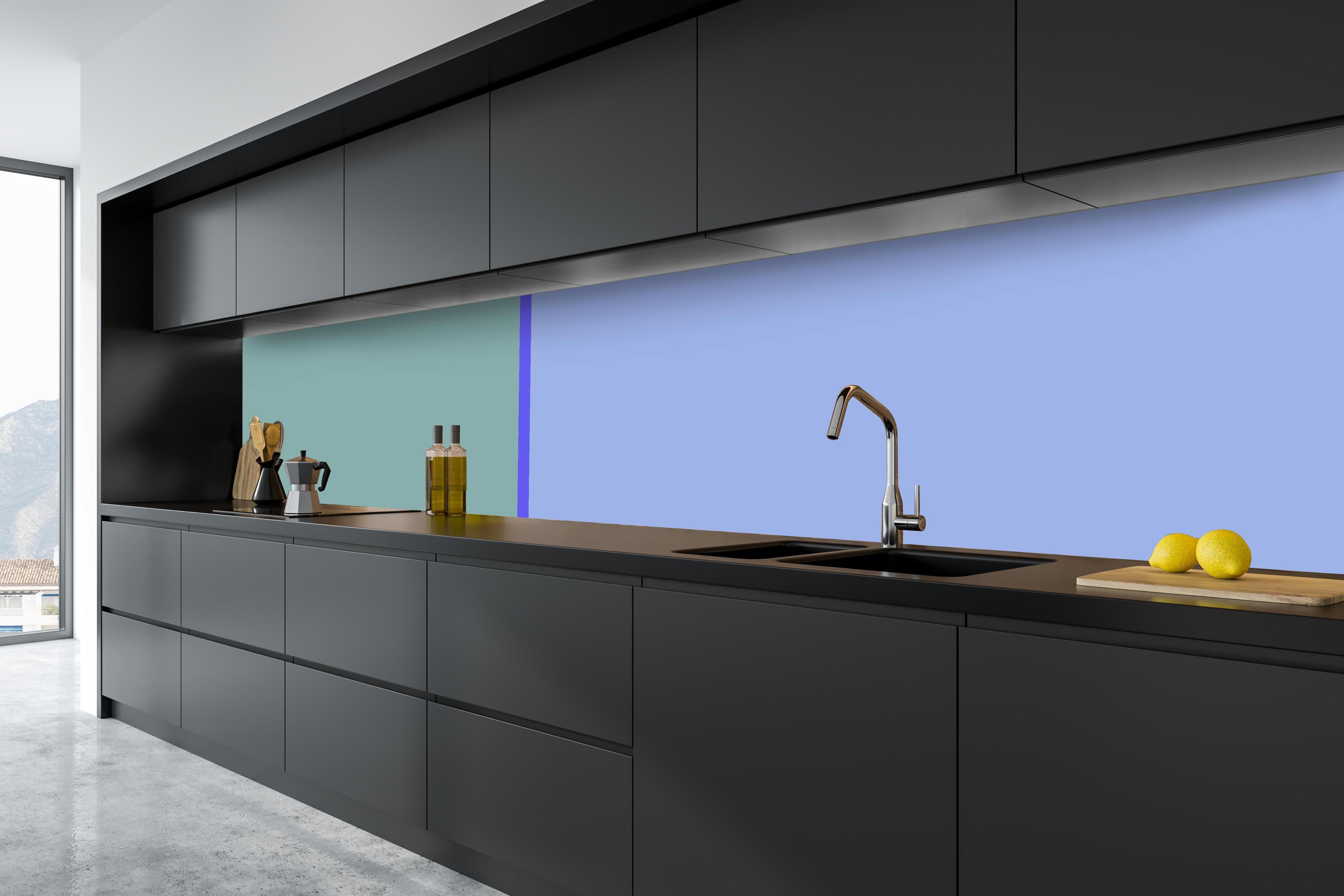 Küche - The Blues - Easy Vertical - Lavender hinter weißen Hochglanz-Küchenregalen und schwarzem Wasserhahn