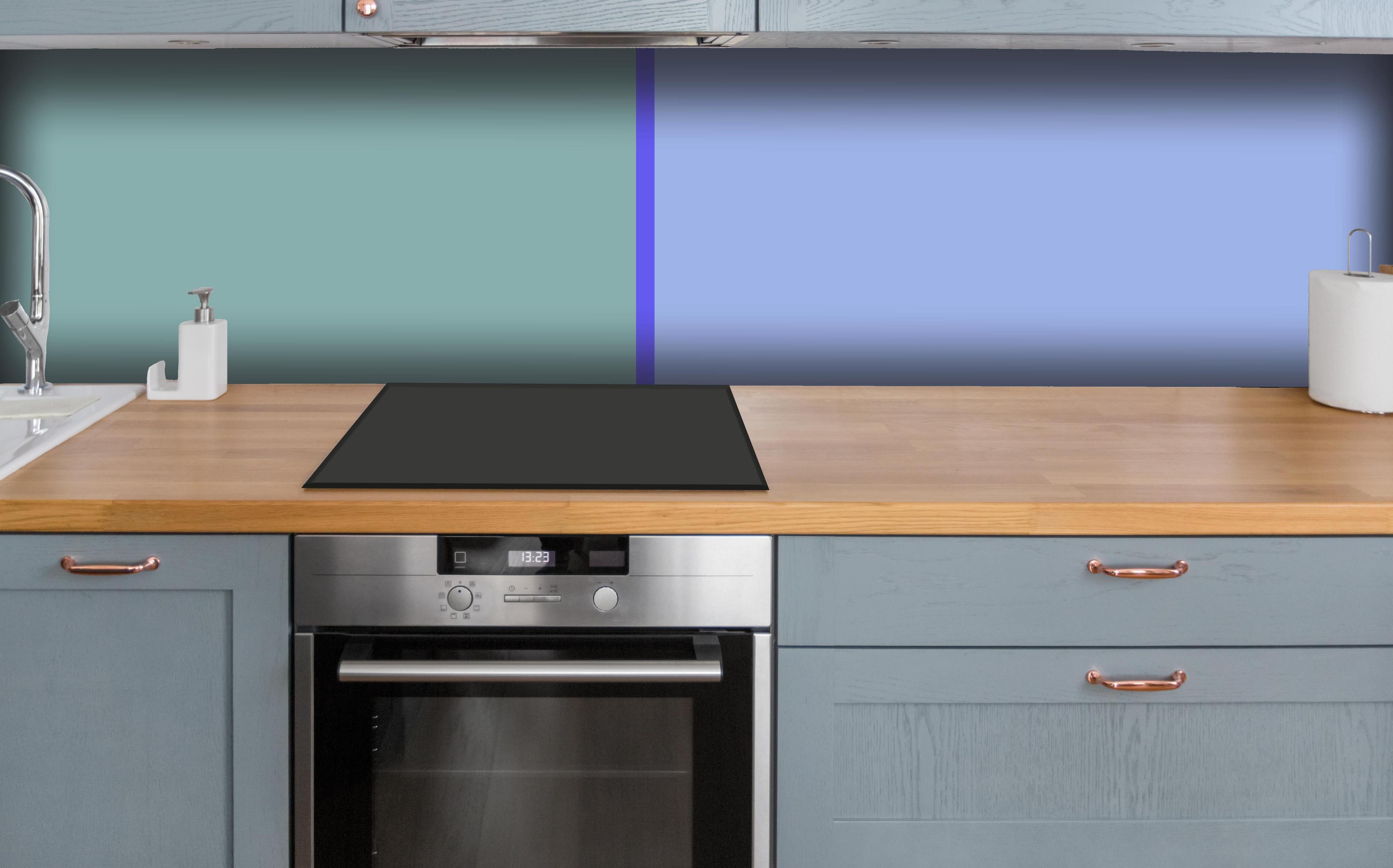 Küche - The Blues - Easy Vertical - Lavender hinter weißen Hochglanz-Küchenregalen und schwarzem Wasserhahn