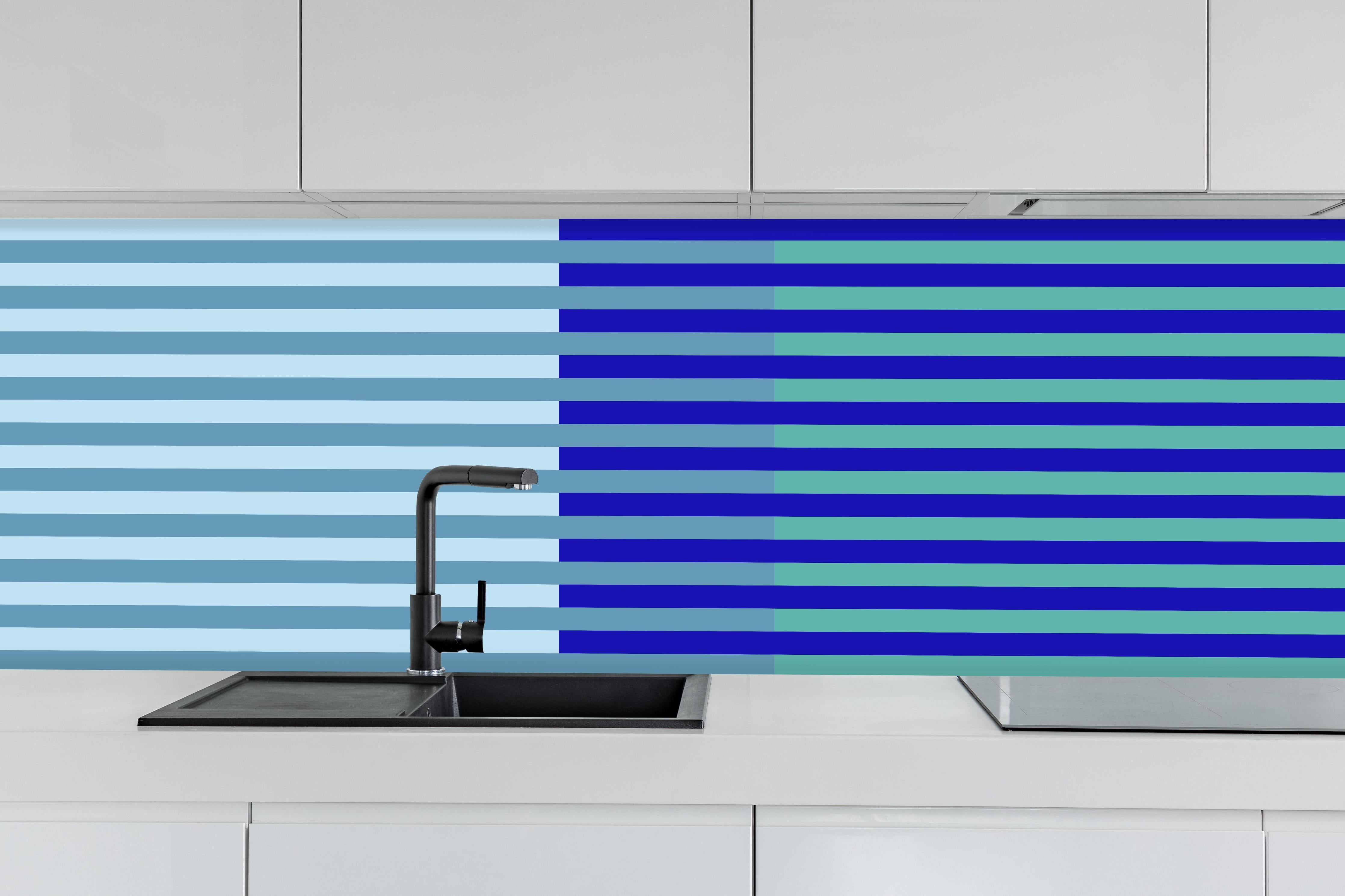 Küche - The Blues - Multy Stripes - Ocean hinter weißen Hochglanz-Küchenregalen und schwarzem Wasserhahn
