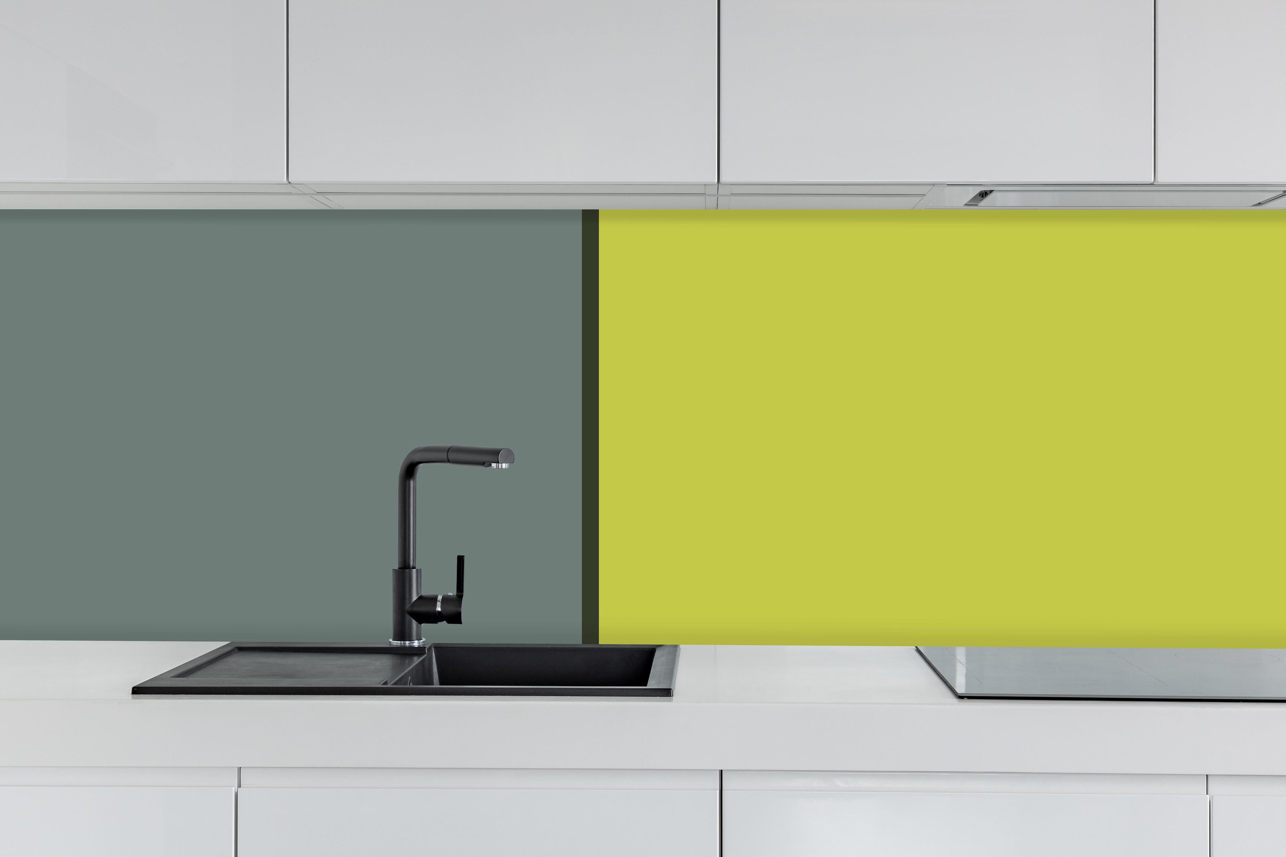 Küche - The Greens - Easy Vertical - Matcha hinter weißen Hochglanz-Küchenregalen und schwarzem Wasserhahn