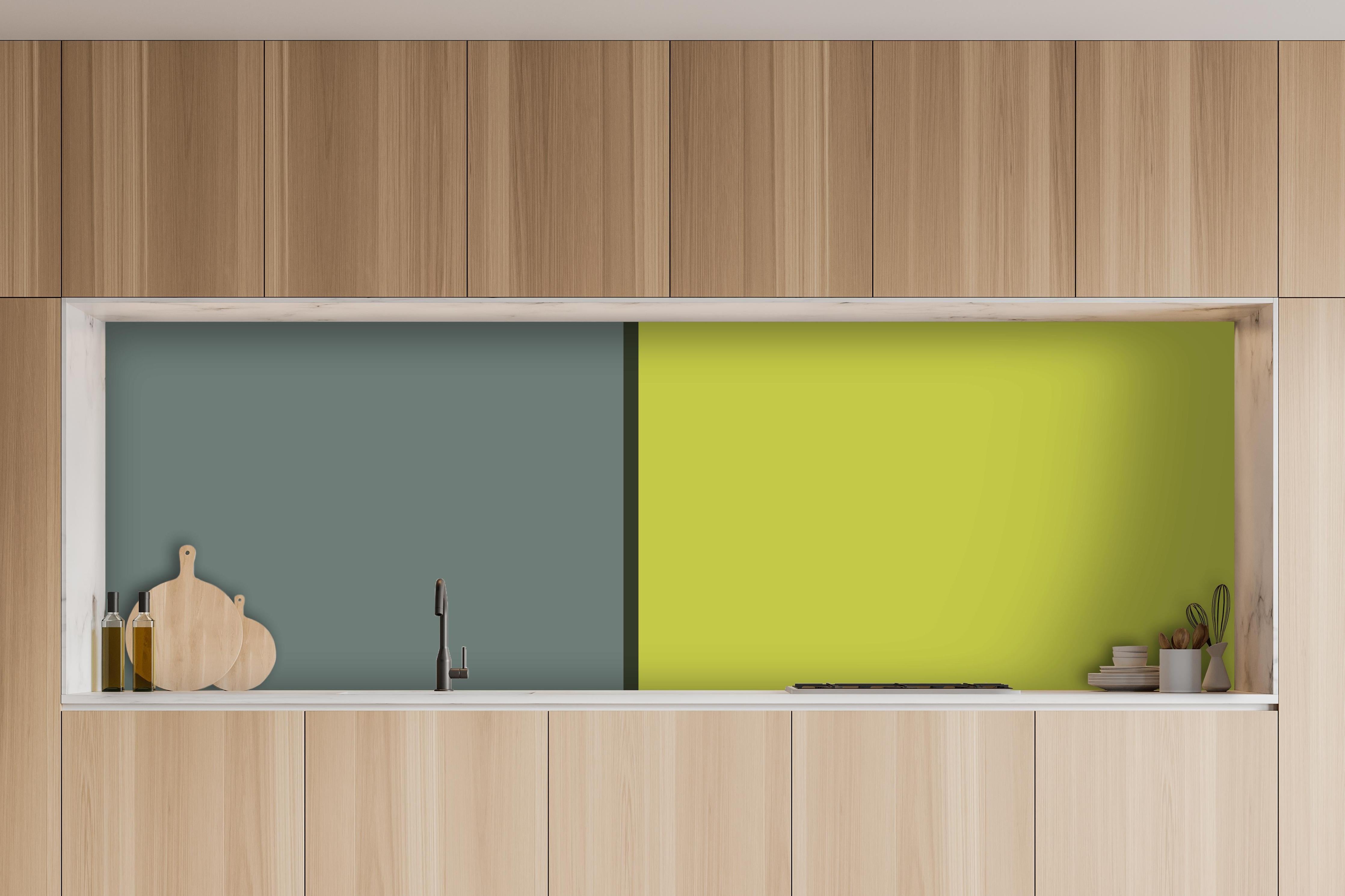 Küche - The Greens - Easy Vertical - Matcha hinter weißen Hochglanz-Küchenregalen und schwarzem Wasserhahn