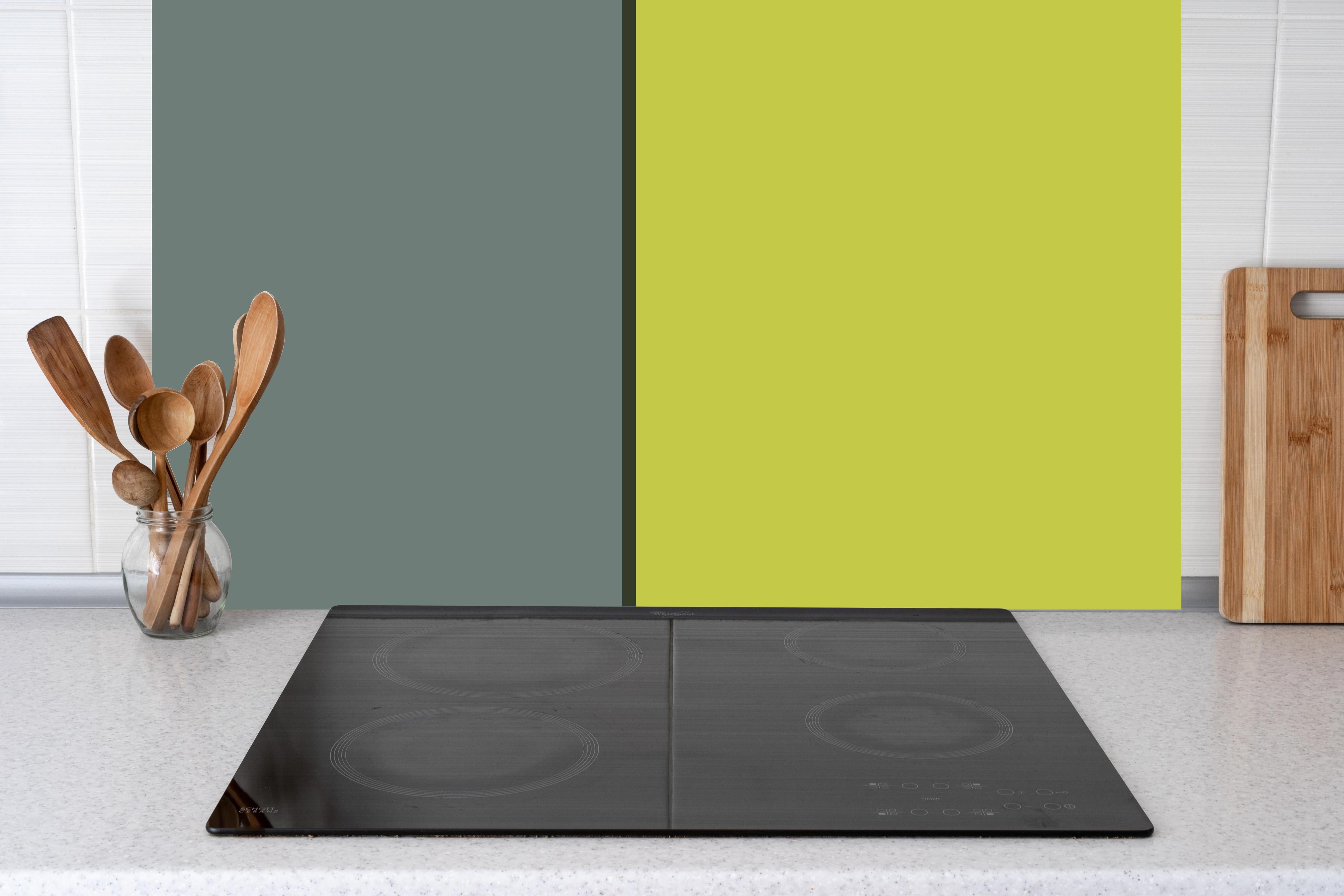 Küche - The Greens - Easy Vertical - Matcha hinter weißen Hochglanz-Küchenregalen und schwarzem Wasserhahn