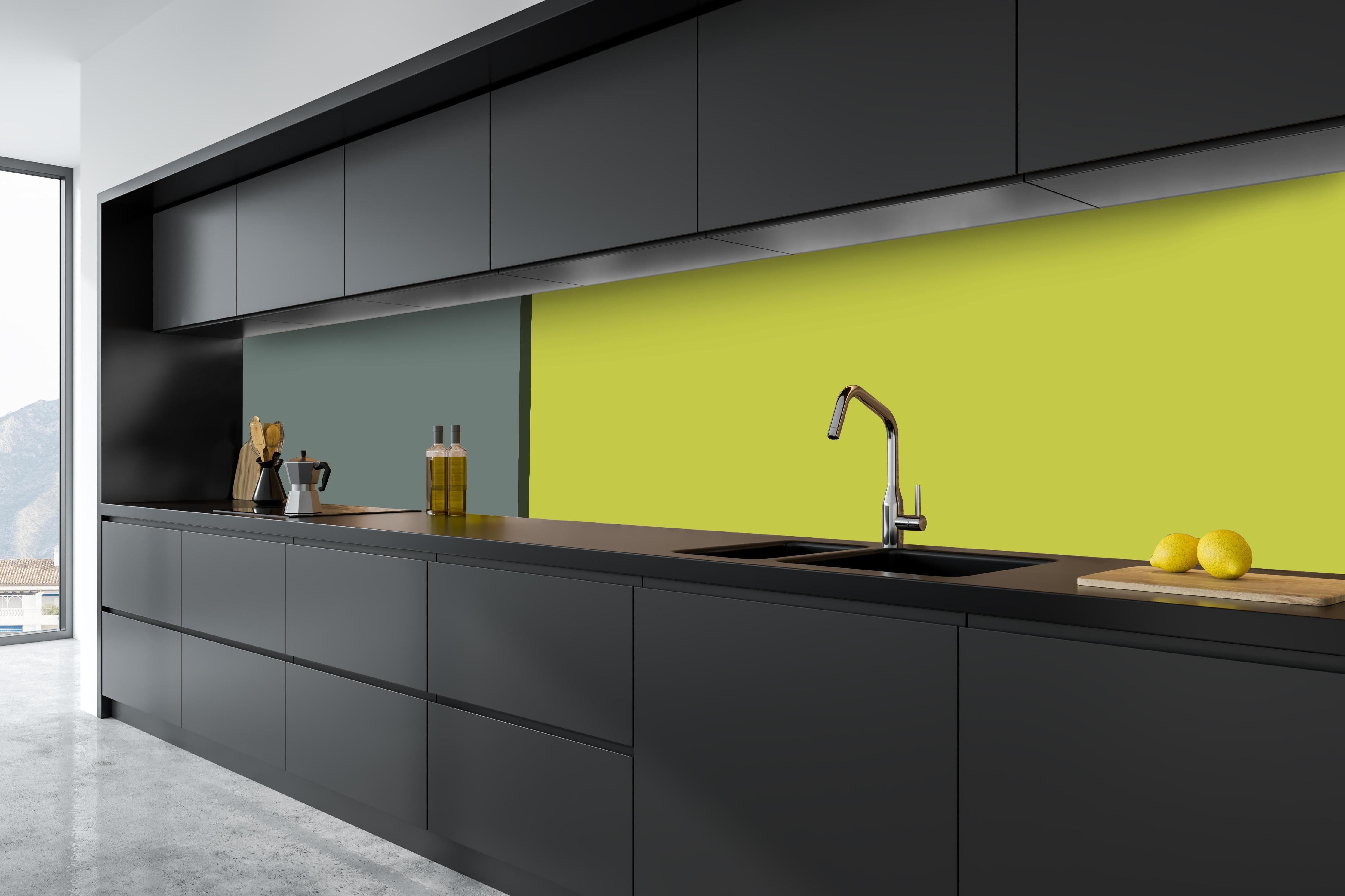 Küche - The Greens - Easy Vertical - Matcha hinter weißen Hochglanz-Küchenregalen und schwarzem Wasserhahn