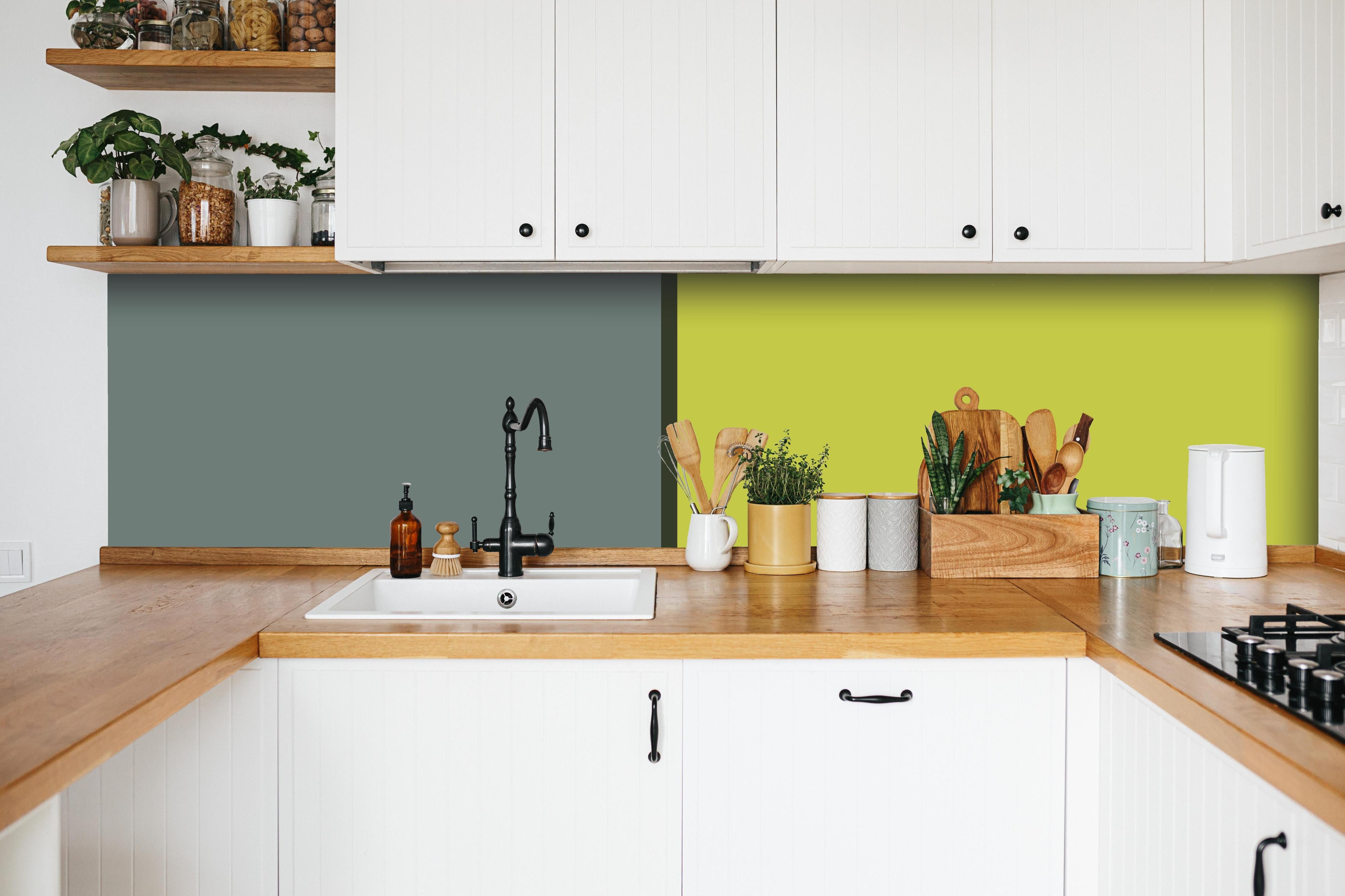 Küche - The Greens - Easy Vertical - Matcha hinter weißen Hochglanz-Küchenregalen und schwarzem Wasserhahn