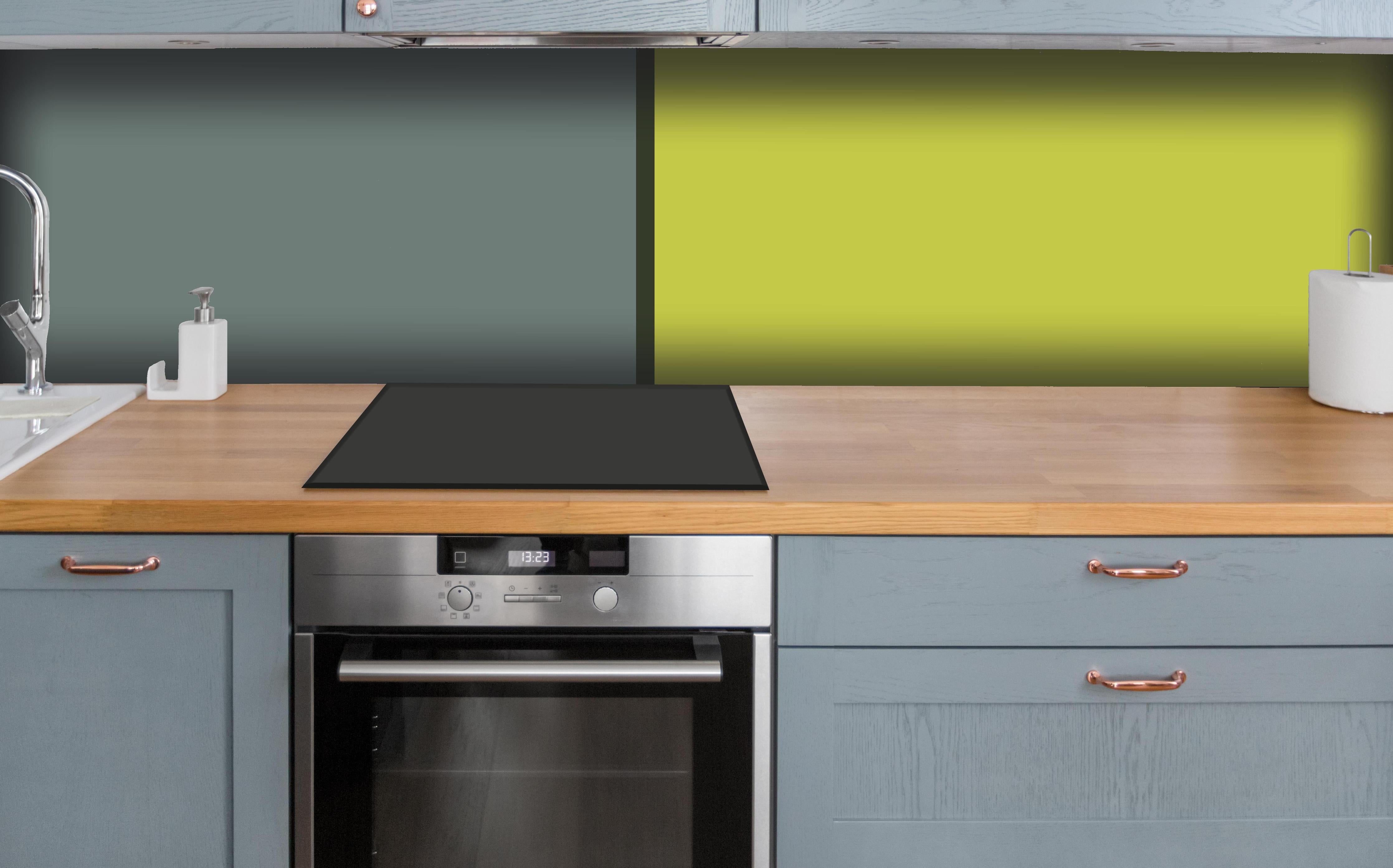 Küche - The Greens - Easy Vertical - Matcha hinter weißen Hochglanz-Küchenregalen und schwarzem Wasserhahn