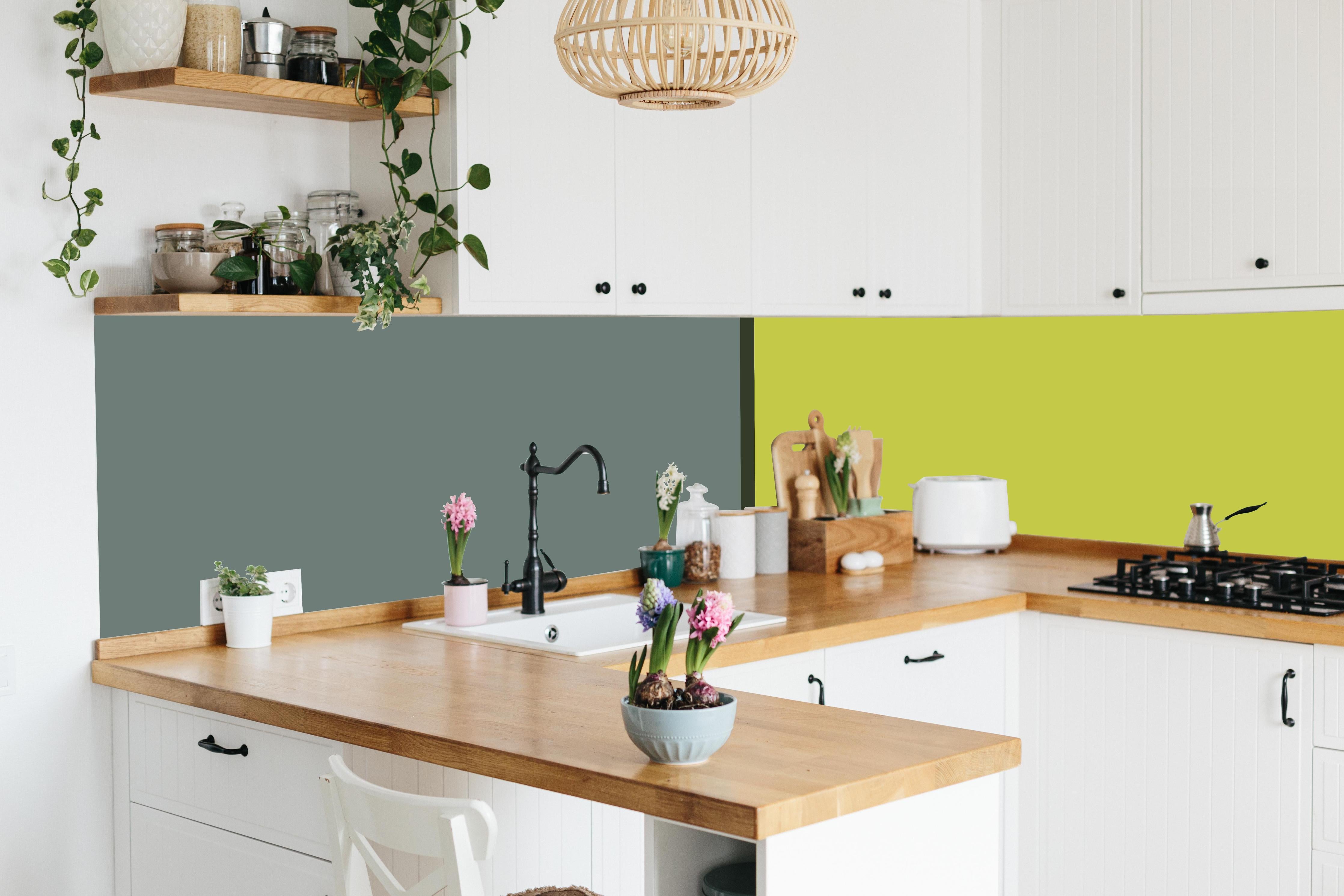 Küche - The Greens - Easy Vertical - Matcha hinter weißen Hochglanz-Küchenregalen und schwarzem Wasserhahn