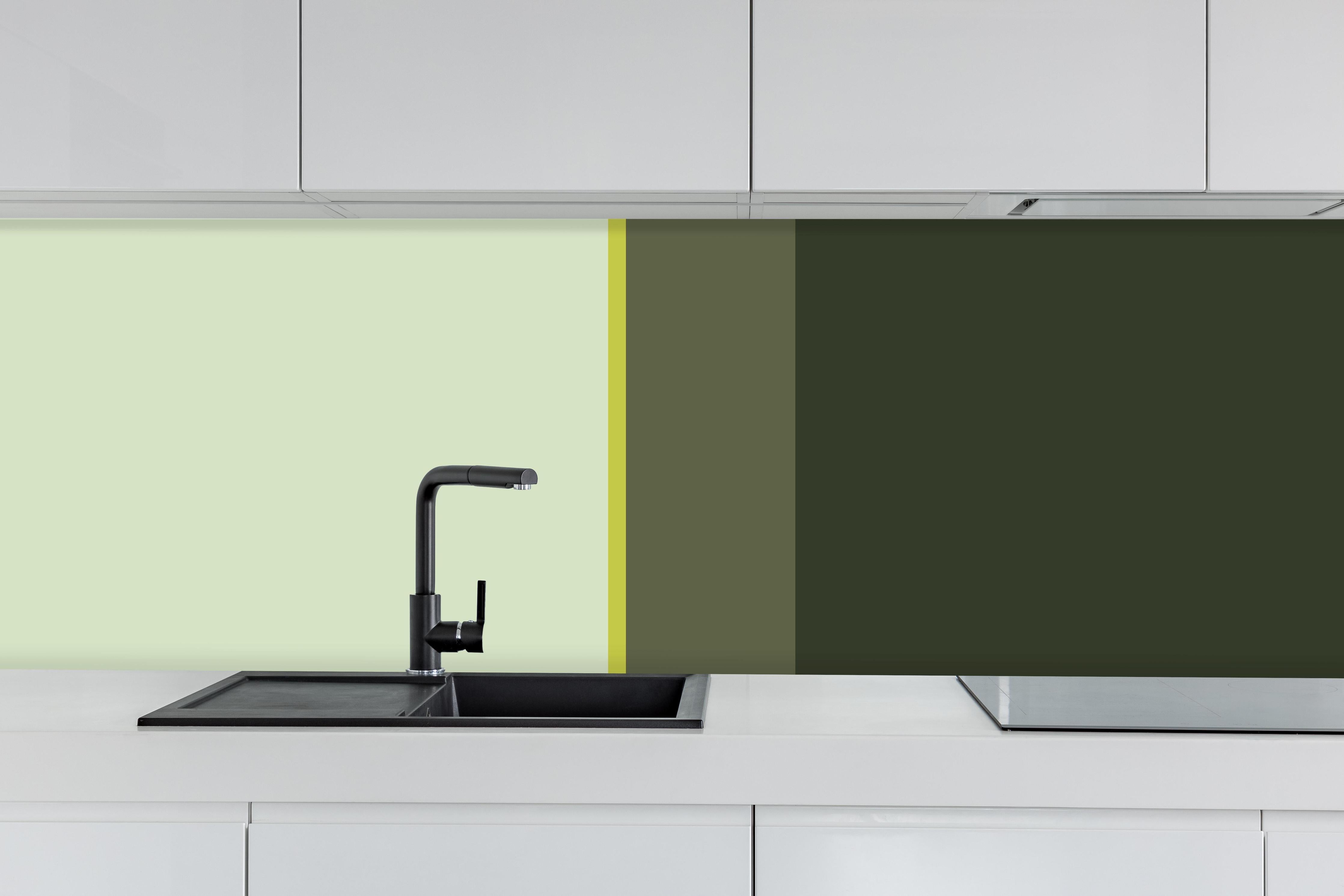 Küche - The Greens - Vertical - Olive hinter weißen Hochglanz-Küchenregalen und schwarzem Wasserhahn