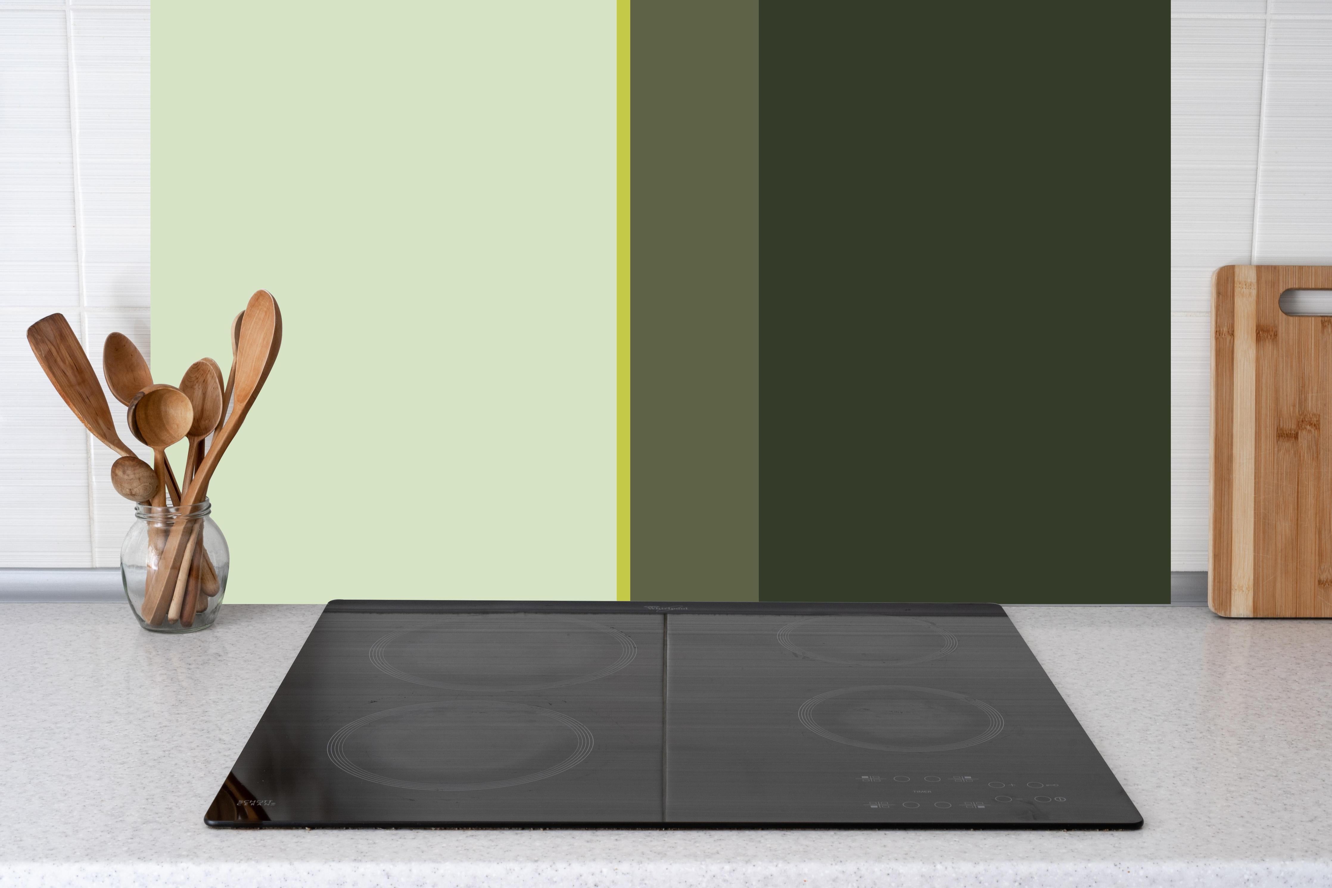 Küche - The Greens - Vertical - Olive hinter weißen Hochglanz-Küchenregalen und schwarzem Wasserhahn