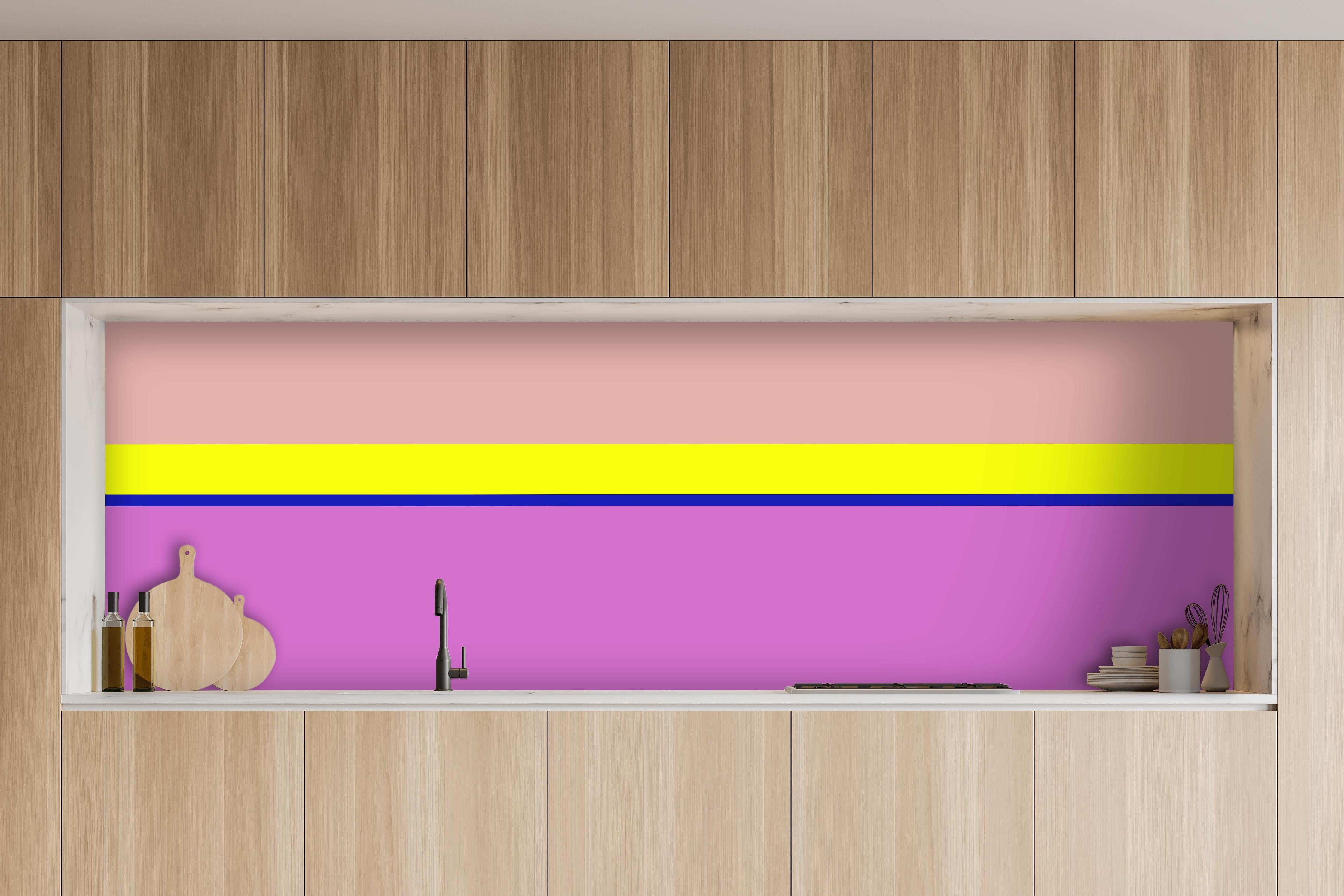 Küche - The Neons - Horizontal - Stellar hinter weißen Hochglanz-Küchenregalen und schwarzem Wasserhahn