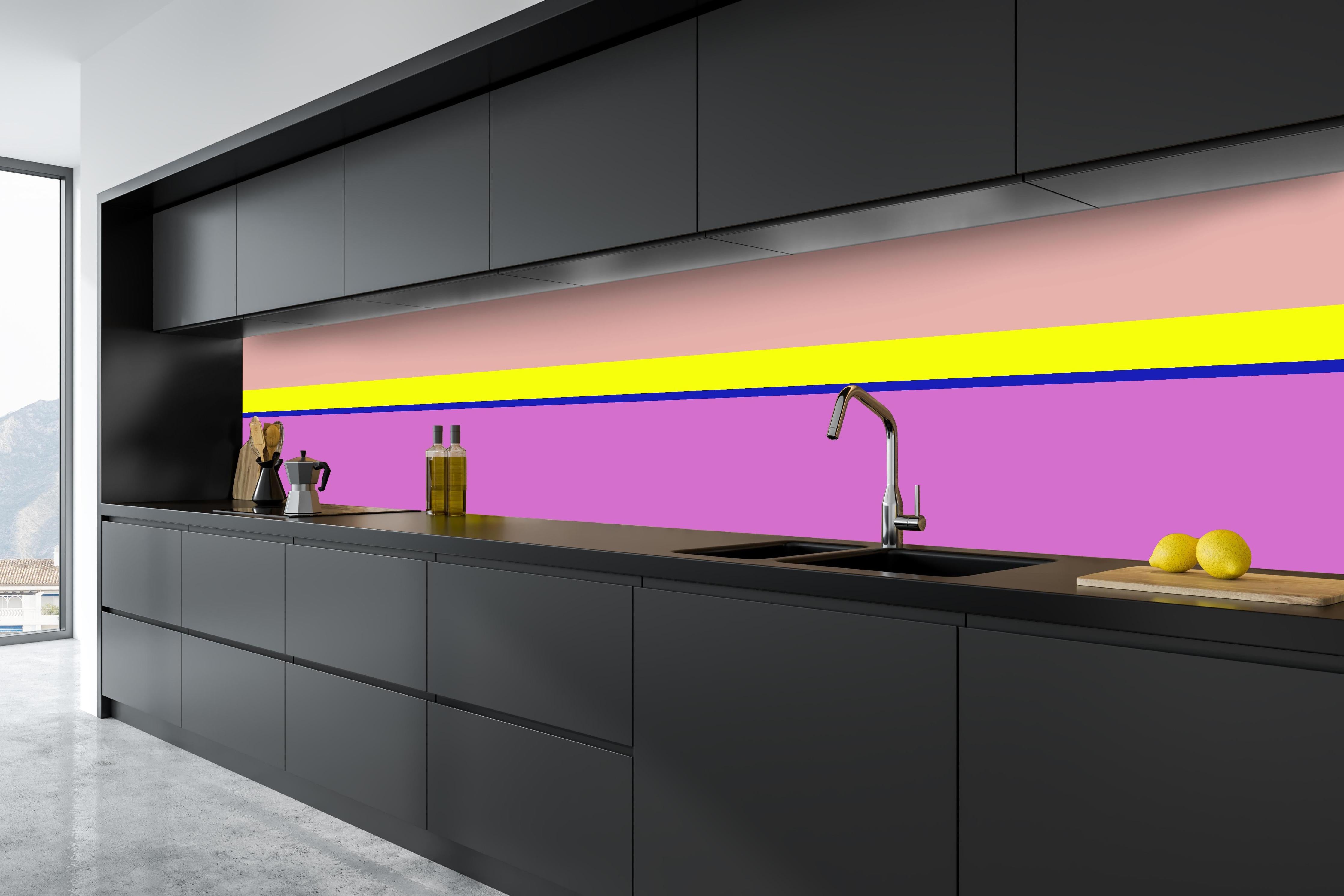 Küche - The Neons - Horizontal - Stellar hinter weißen Hochglanz-Küchenregalen und schwarzem Wasserhahn