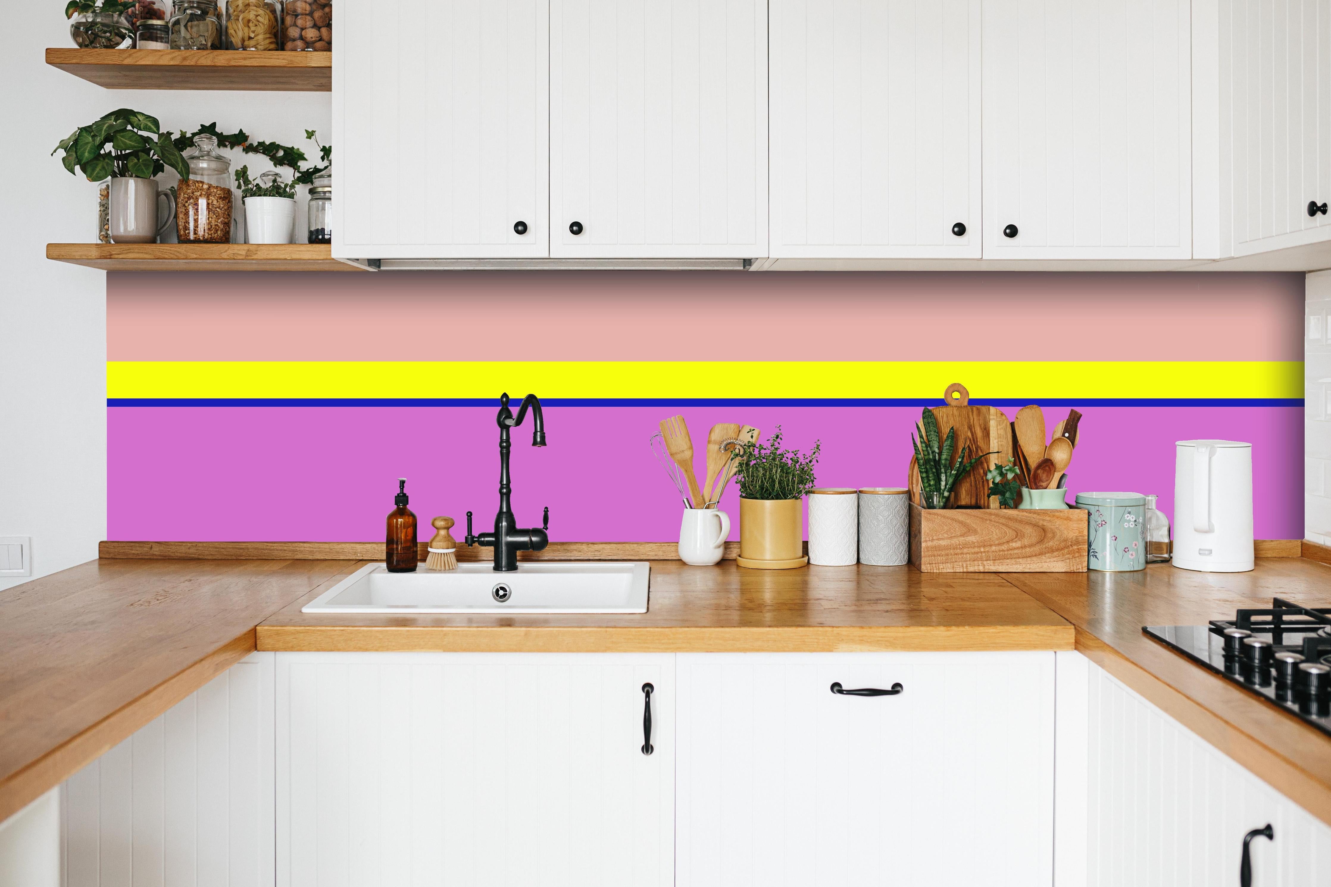 Küche - The Neons - Horizontal - Stellar hinter weißen Hochglanz-Küchenregalen und schwarzem Wasserhahn