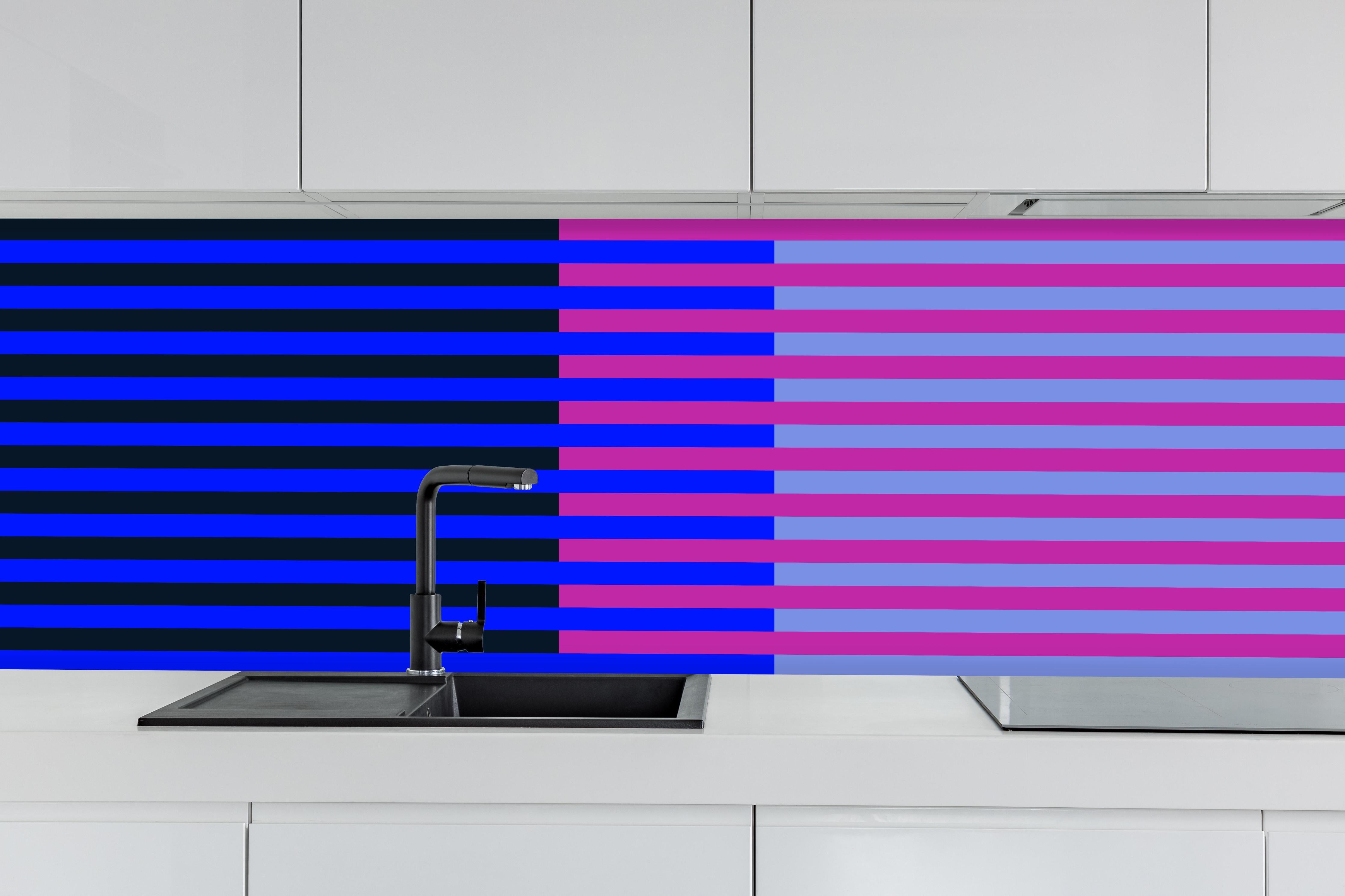 Küche - The Neons - Multy Stripes - Luna hinter weißen Hochglanz-Küchenregalen und schwarzem Wasserhahn
