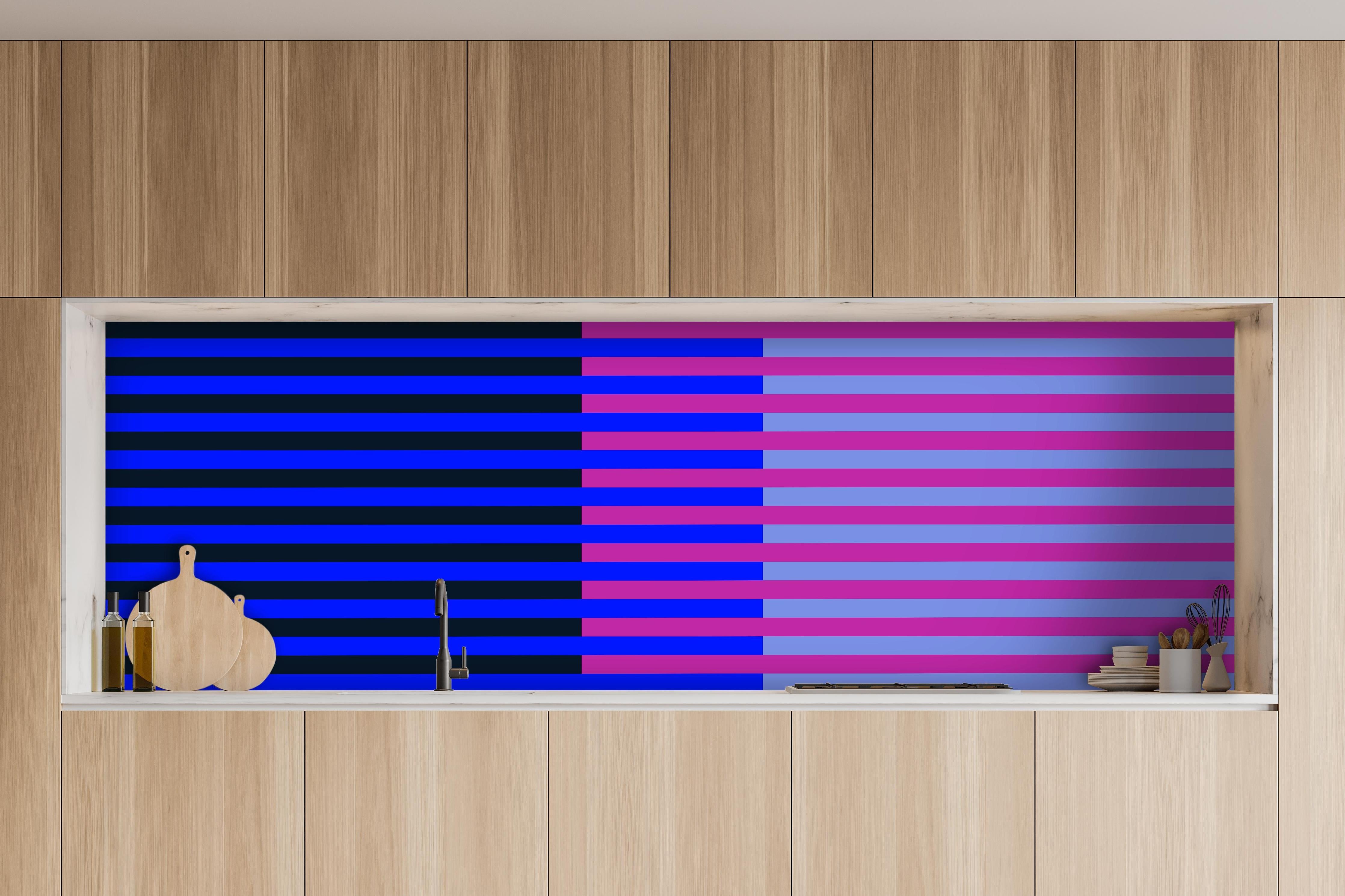 Küche - The Neons - Multy Stripes - Luna hinter weißen Hochglanz-Küchenregalen und schwarzem Wasserhahn