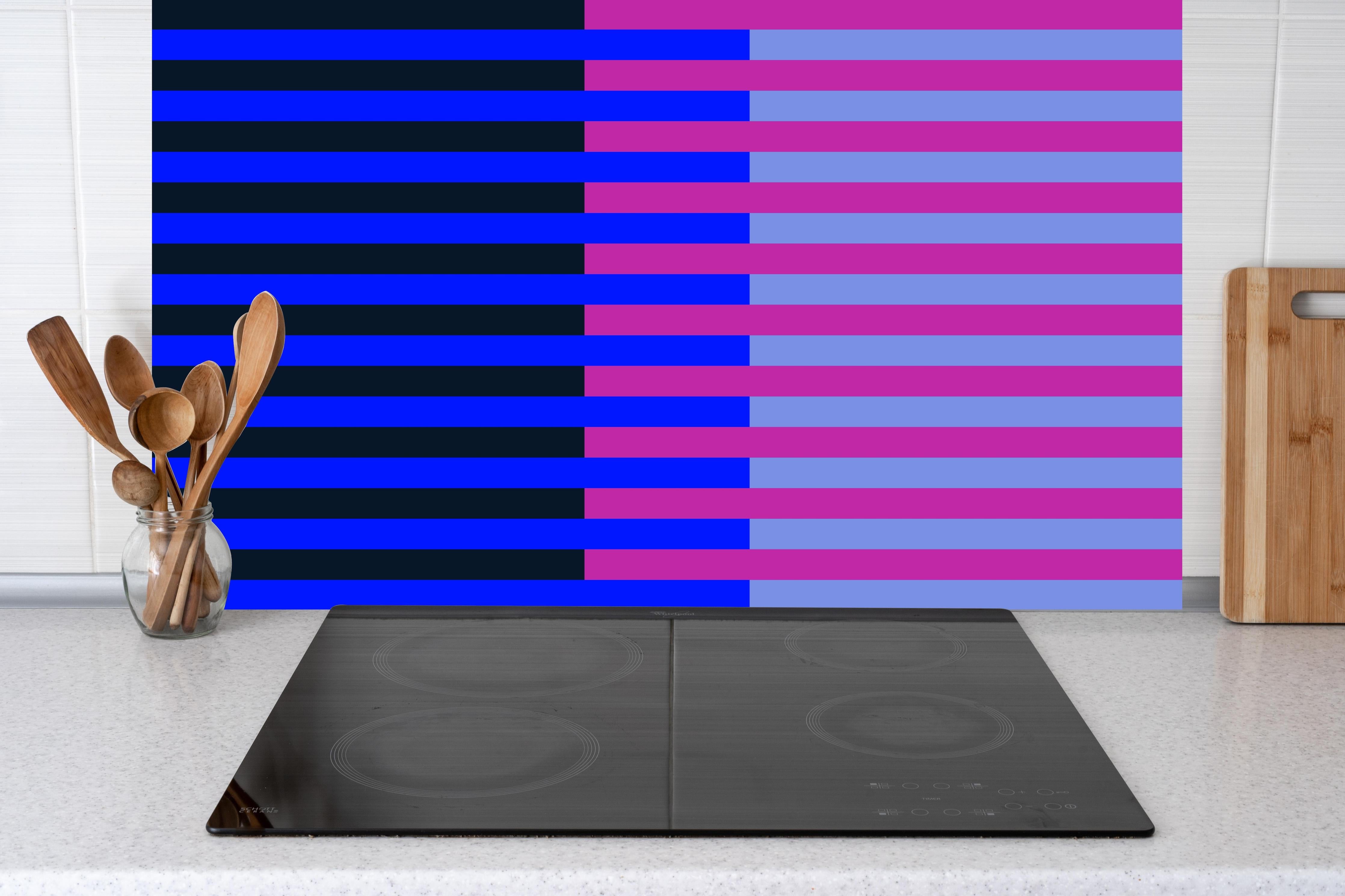 Küche - The Neons - Multy Stripes - Luna hinter weißen Hochglanz-Küchenregalen und schwarzem Wasserhahn