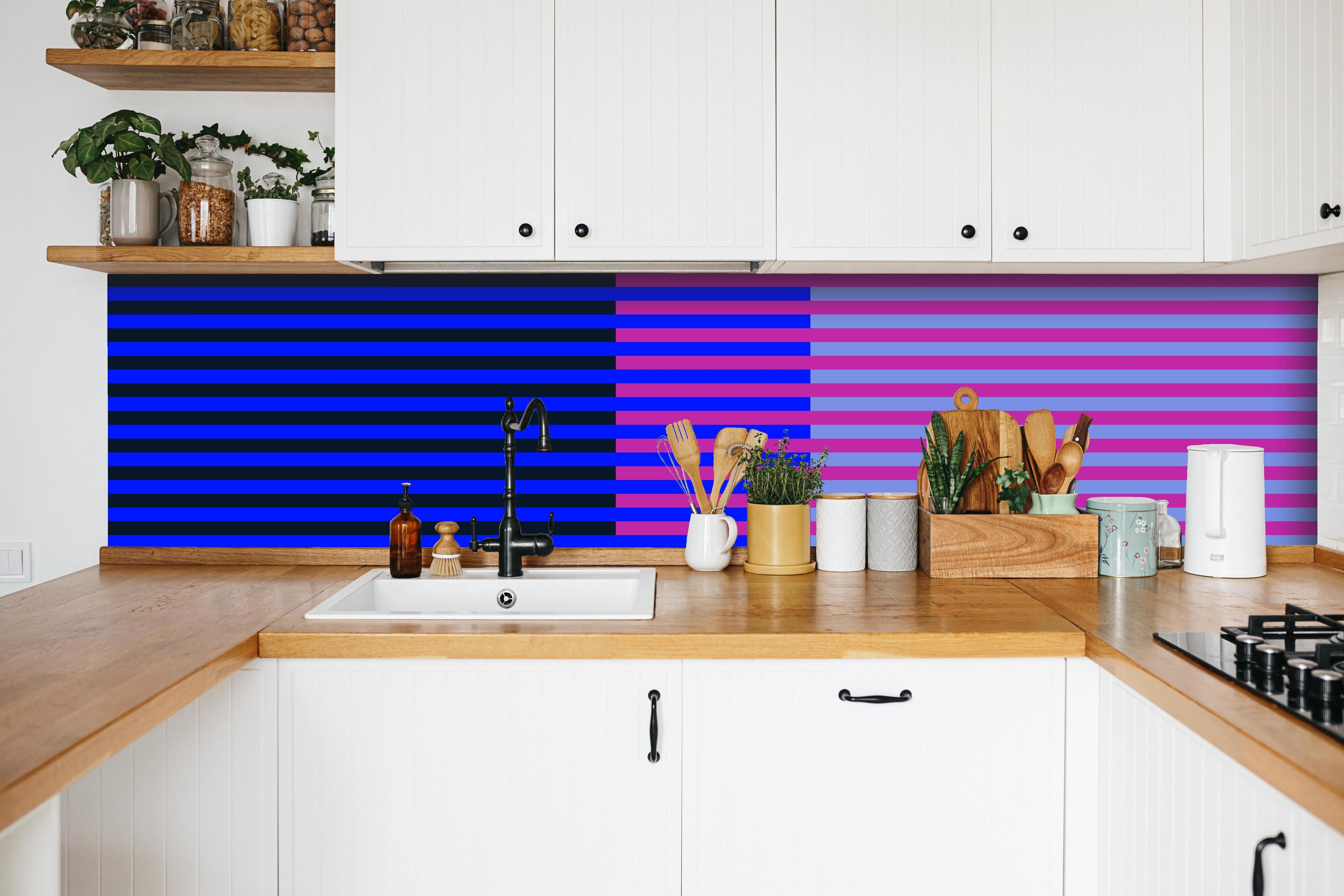 Küche - The Neons - Multy Stripes - Luna hinter weißen Hochglanz-Küchenregalen und schwarzem Wasserhahn
