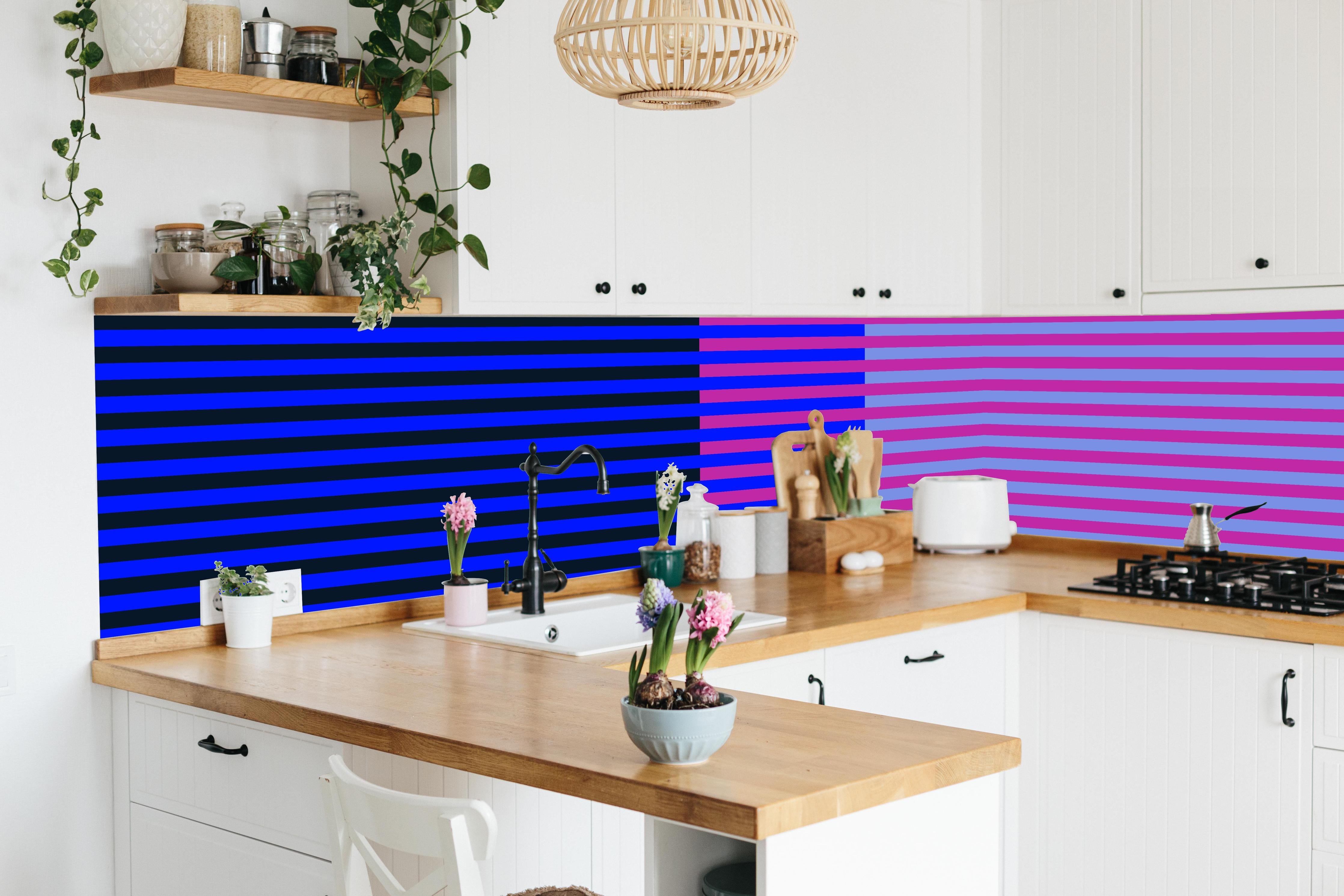 Küche - The Neons - Multy Stripes - Luna hinter weißen Hochglanz-Küchenregalen und schwarzem Wasserhahn