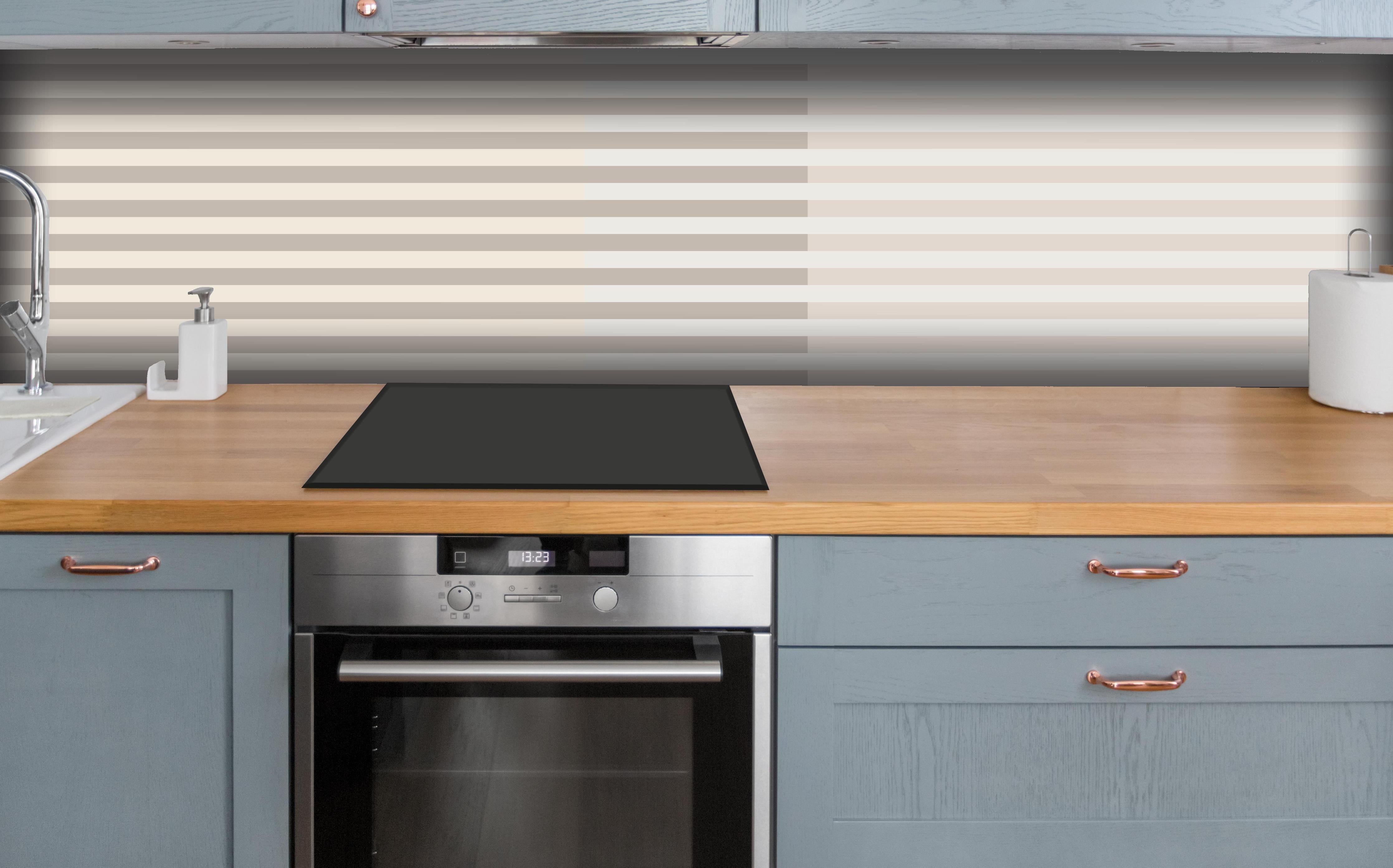 Küche - The Nudes - Multy Stripes - Latte hinter weißen Hochglanz-Küchenregalen und schwarzem Wasserhahn