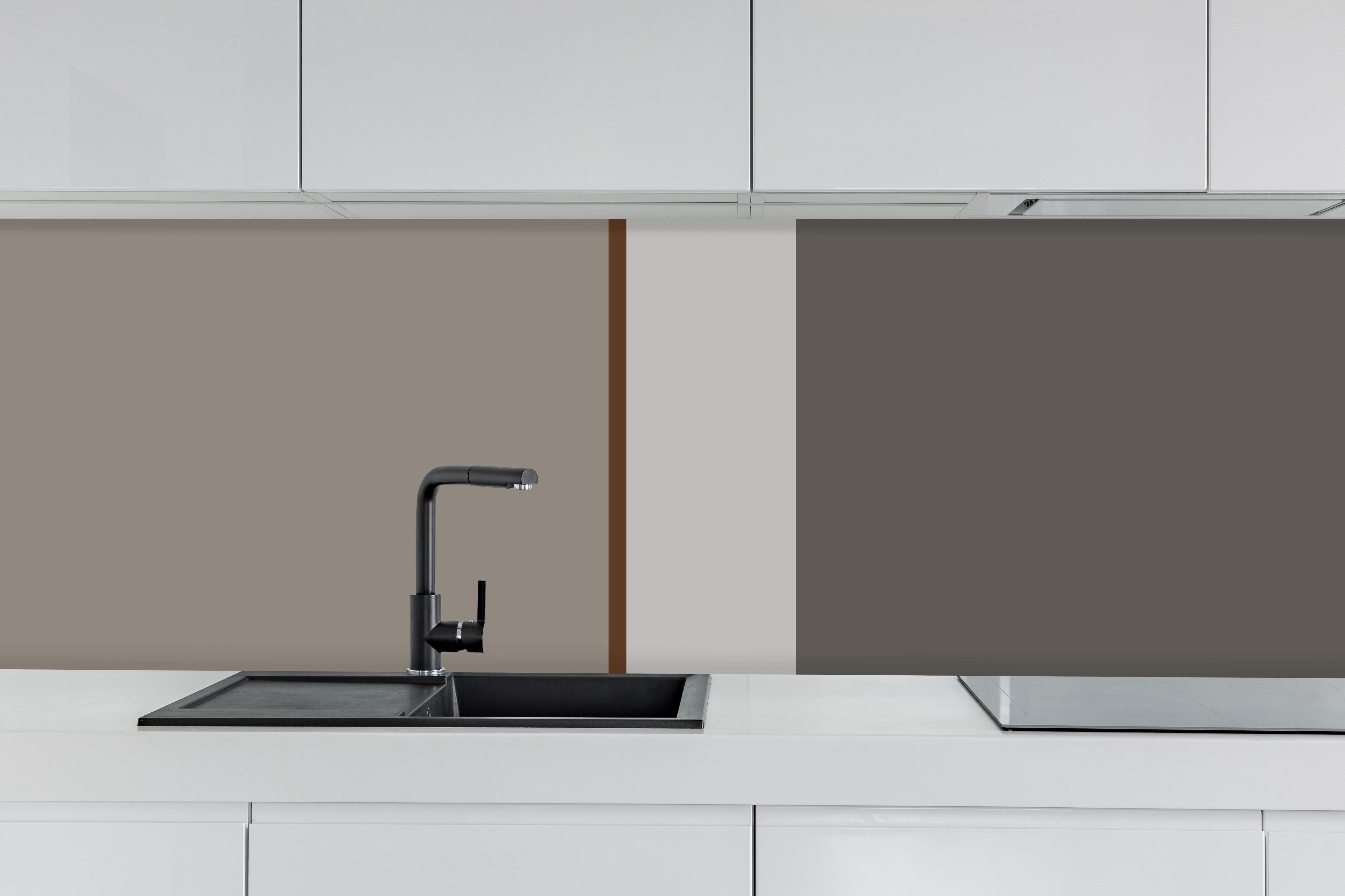 Küche - The Nudes - Vertikal - Ash hinter weißen Hochglanz-Küchenregalen und schwarzem Wasserhahn