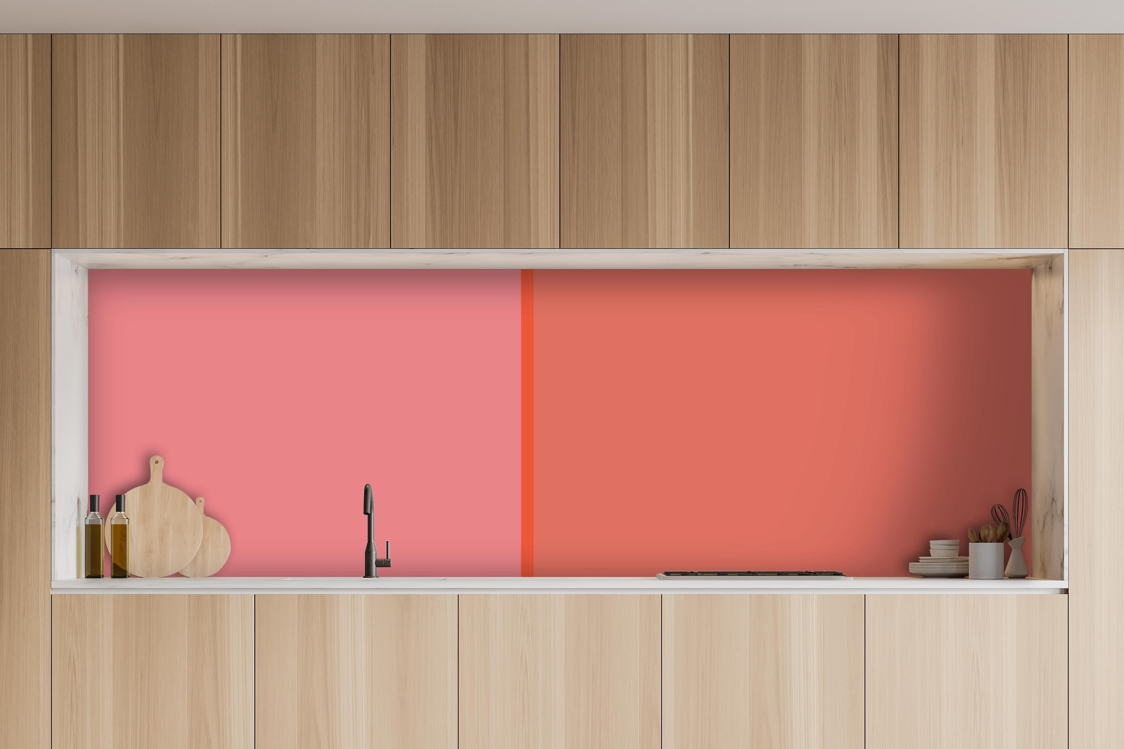 Küche - The Oranges - Easy Vertical - Salmon hinter weißen Hochglanz-Küchenregalen und schwarzem Wasserhahn