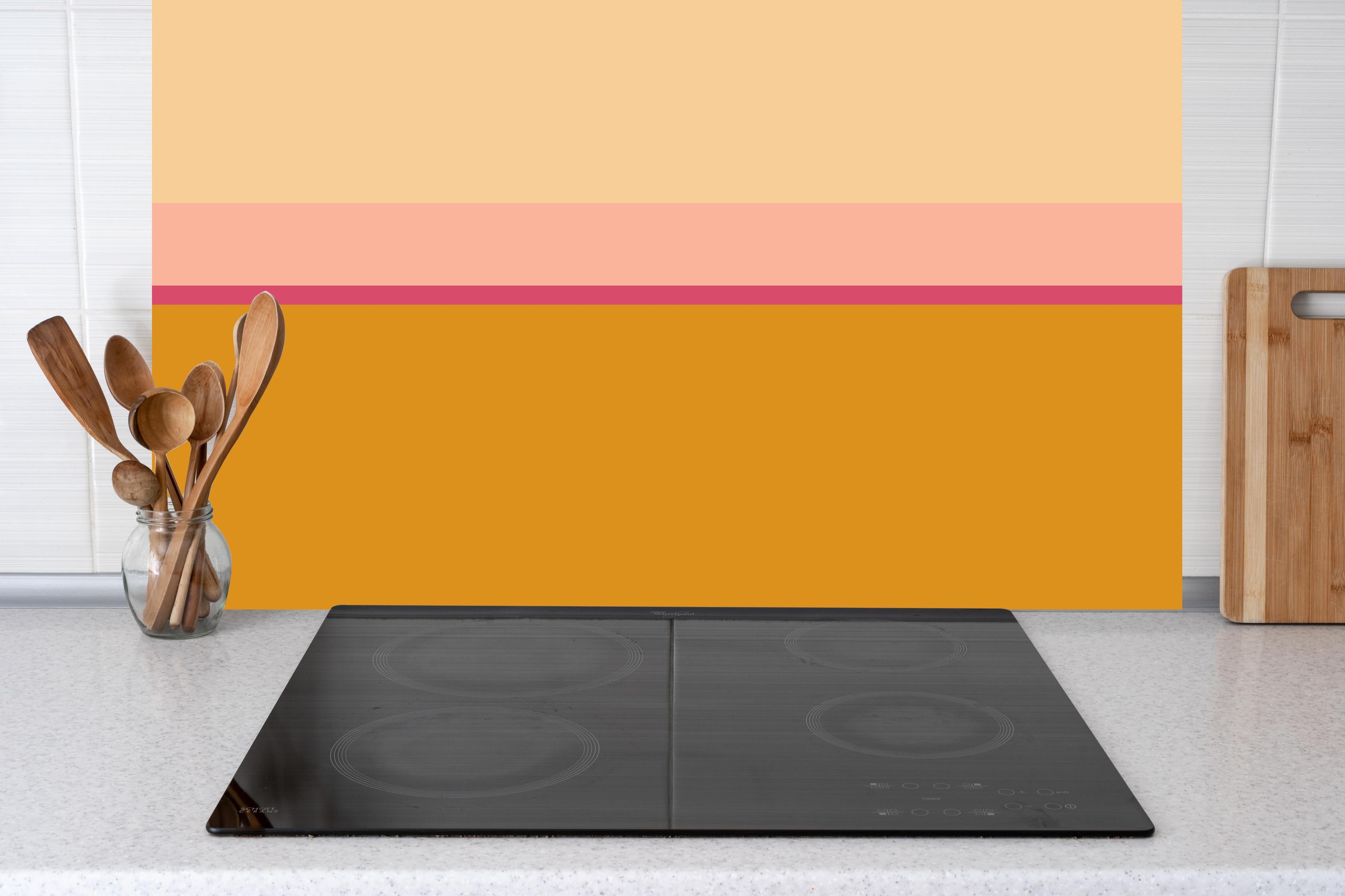 Küche - The Oranges - Horizontal - Cotton Candy hinter weißen Hochglanz-Küchenregalen und schwarzem Wasserhahn