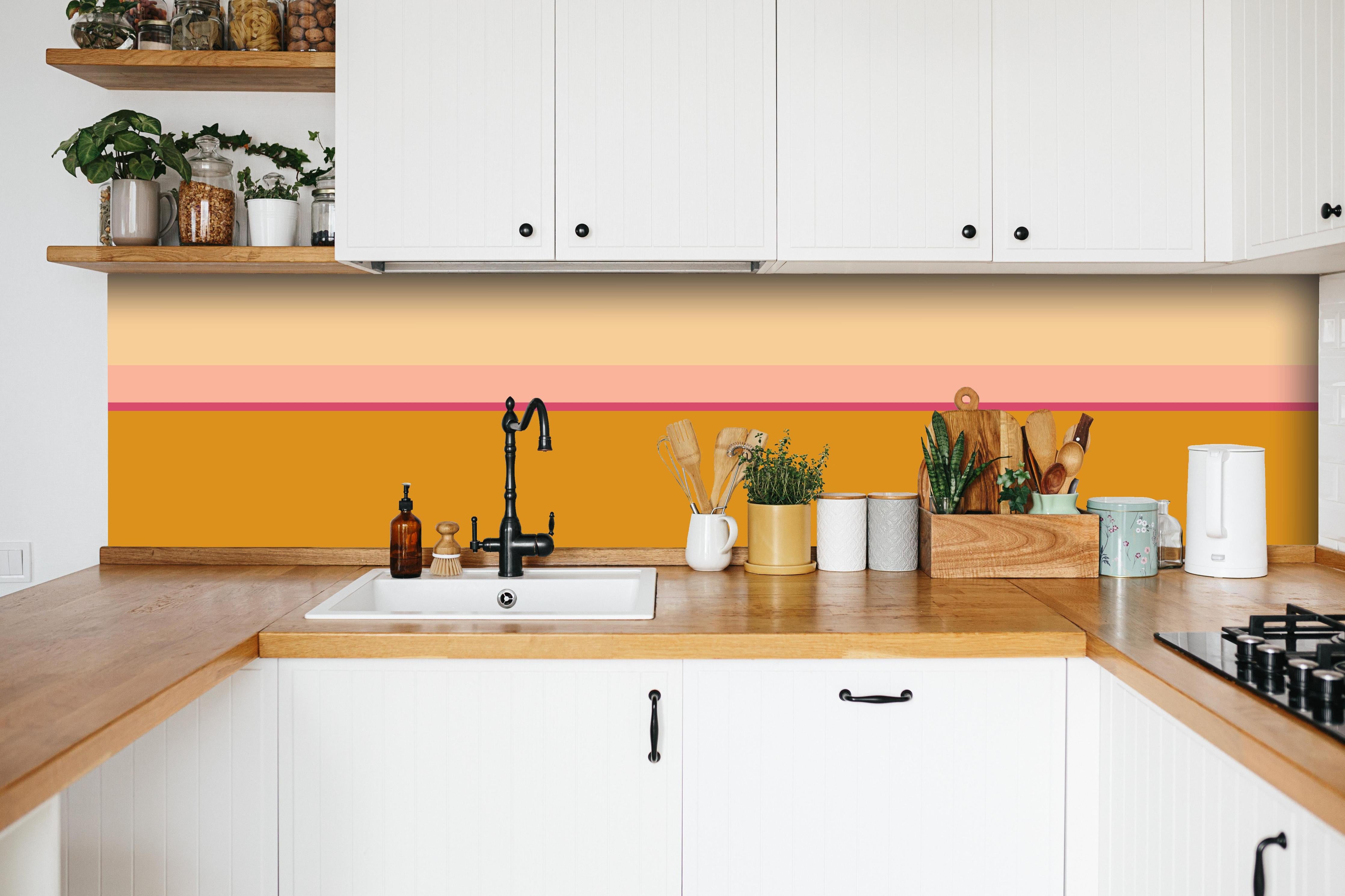 Küche - The Oranges - Horizontal - Cotton Candy hinter weißen Hochglanz-Küchenregalen und schwarzem Wasserhahn