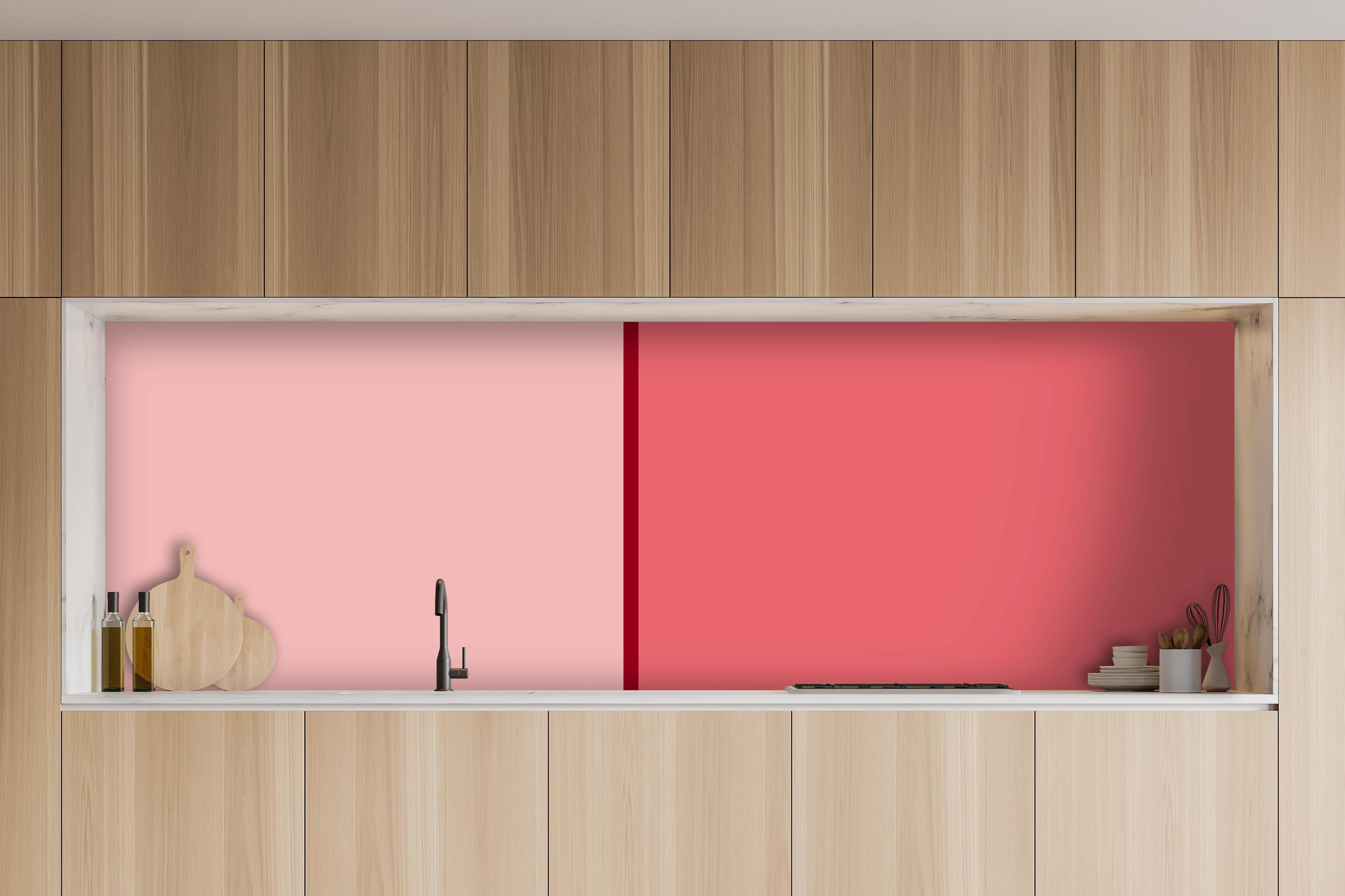 Küche - The Reds - Easy Vertical - Tomato hinter weißen Hochglanz-Küchenregalen und schwarzem Wasserhahn