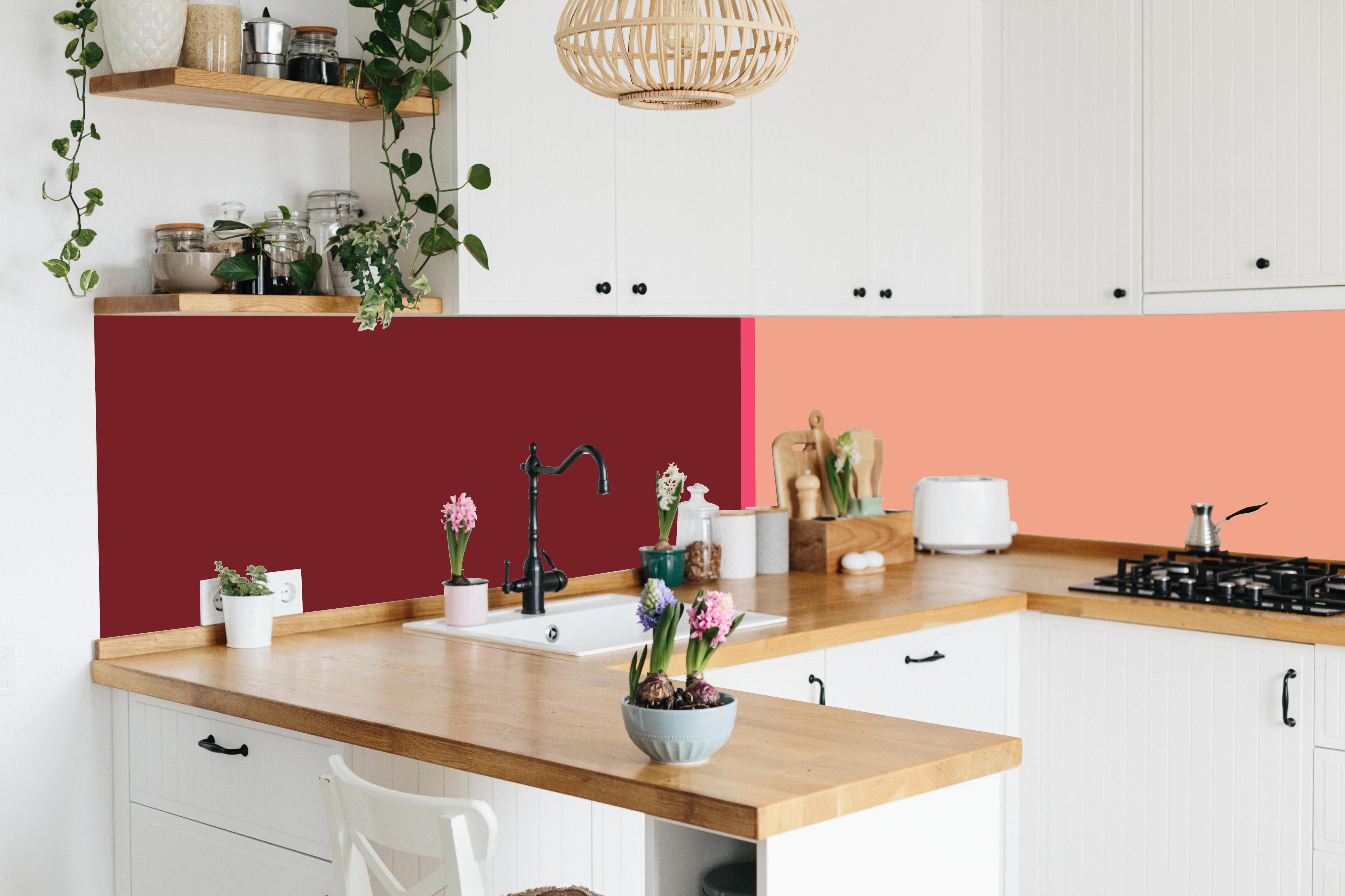 Küche - The Reds - Easy Vertikal - Cherry hinter weißen Hochglanz-Küchenregalen und schwarzem Wasserhahn