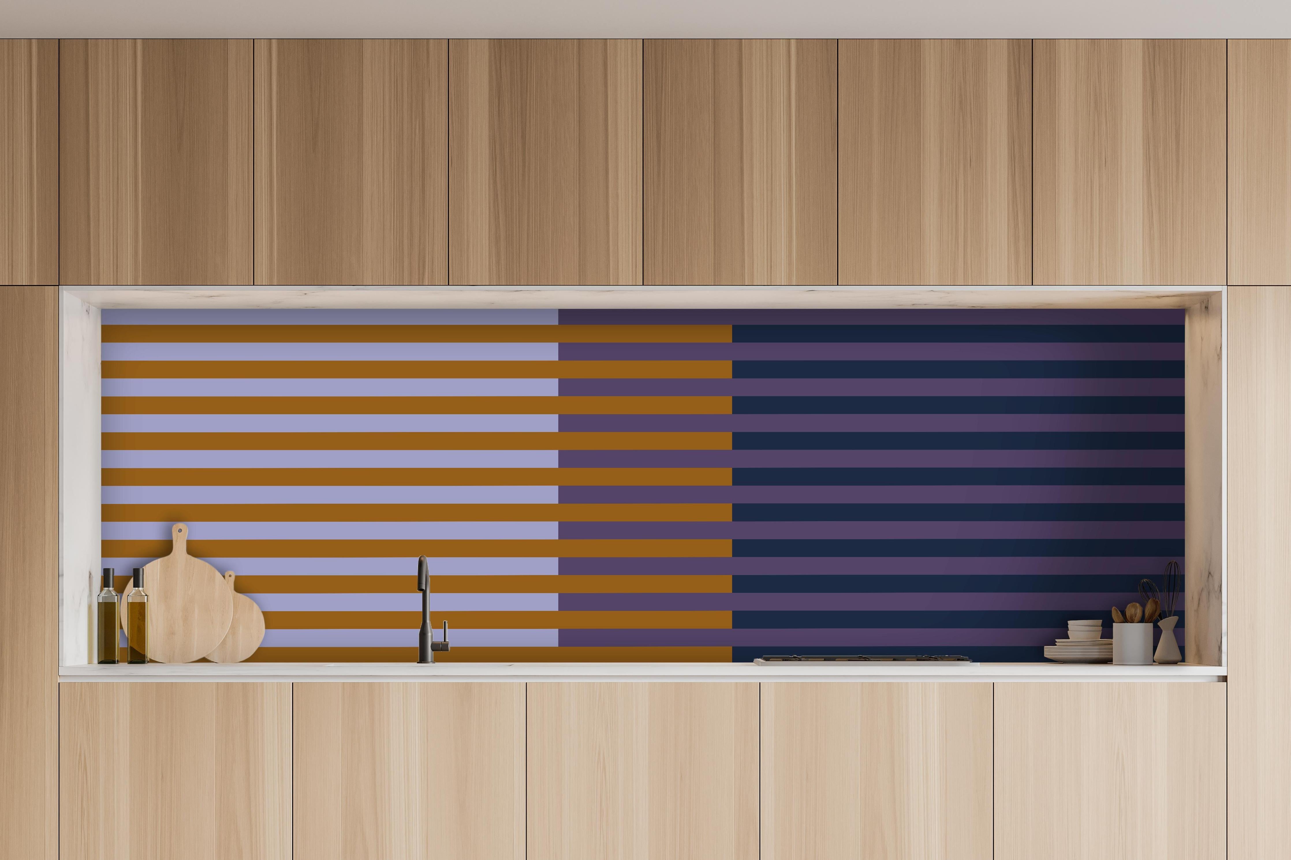 Küche - The Retros - Multy Stripes - Tyrion hinter weißen Hochglanz-Küchenregalen und schwarzem Wasserhahn