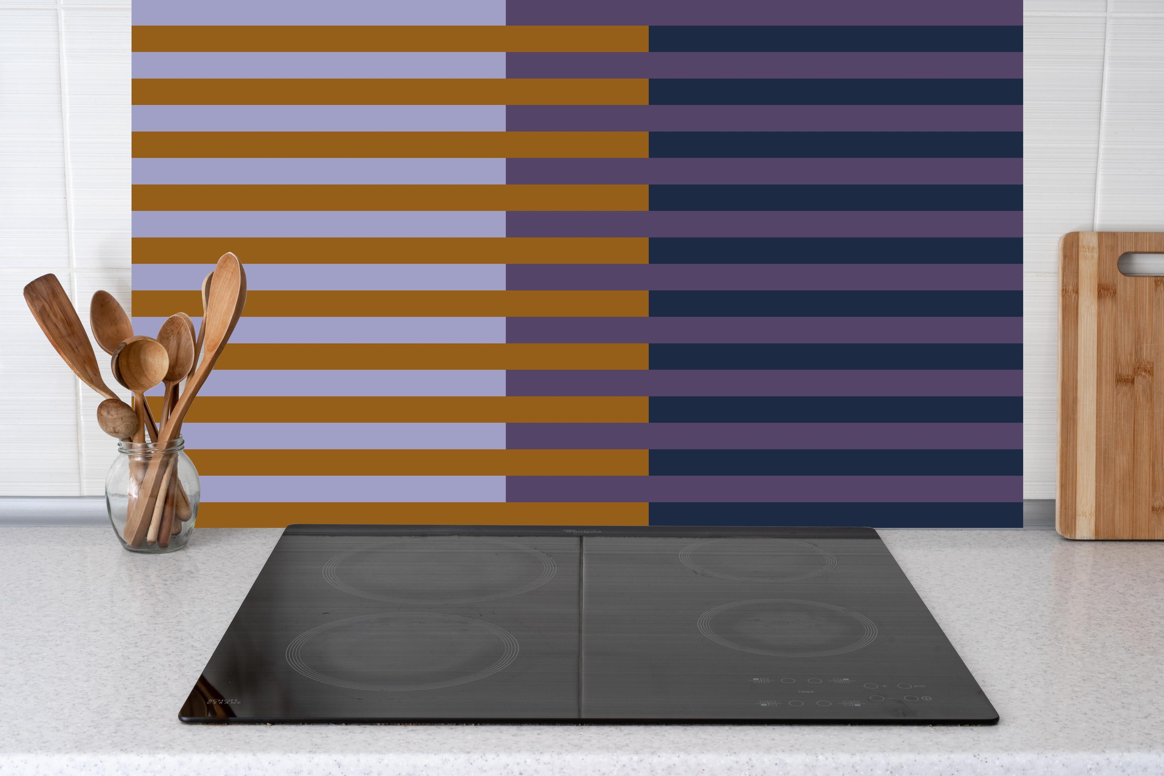 Küche - The Retros - Multy Stripes - Tyrion hinter weißen Hochglanz-Küchenregalen und schwarzem Wasserhahn