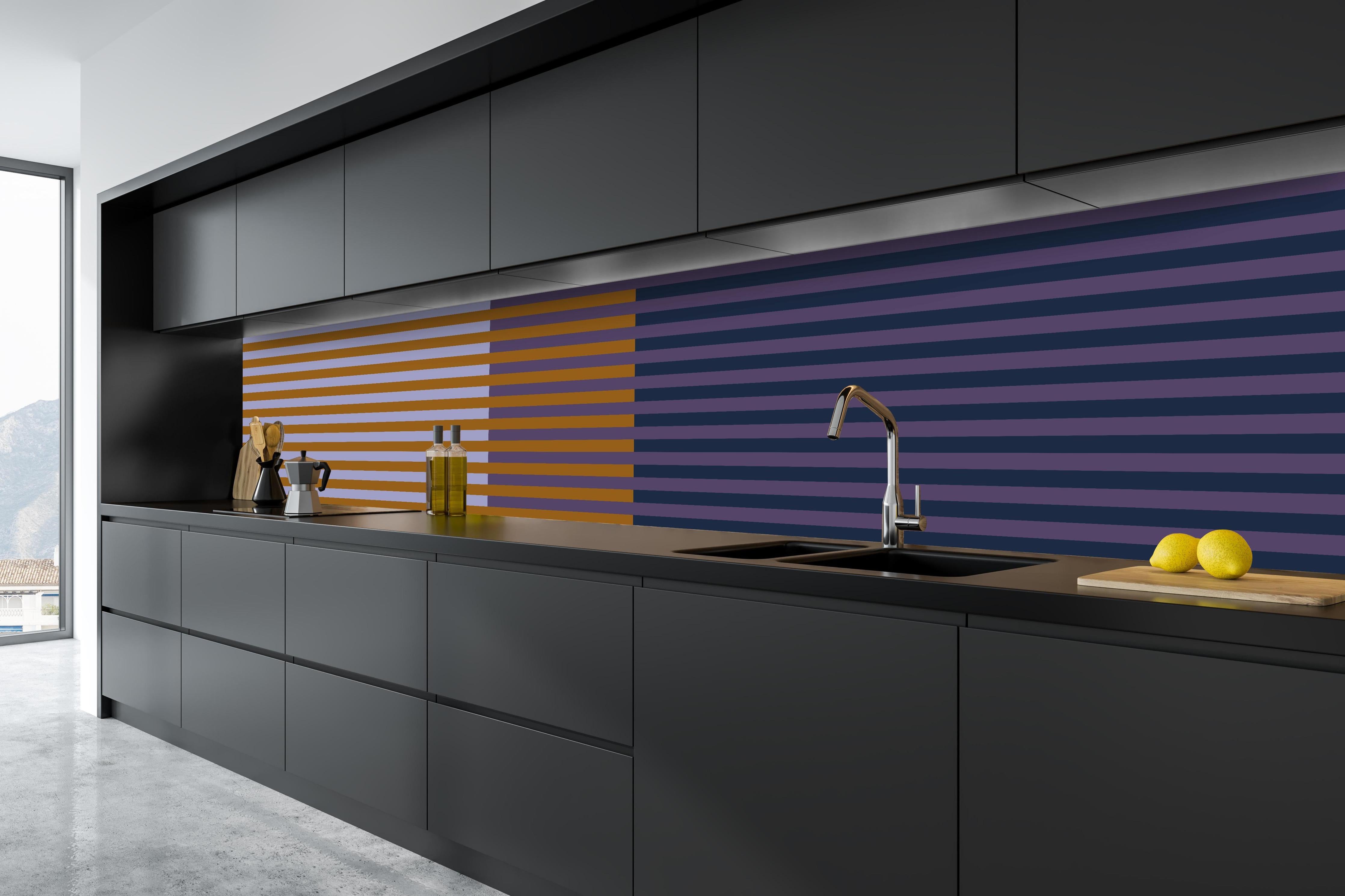 Küche - The Retros - Multy Stripes - Tyrion hinter weißen Hochglanz-Küchenregalen und schwarzem Wasserhahn