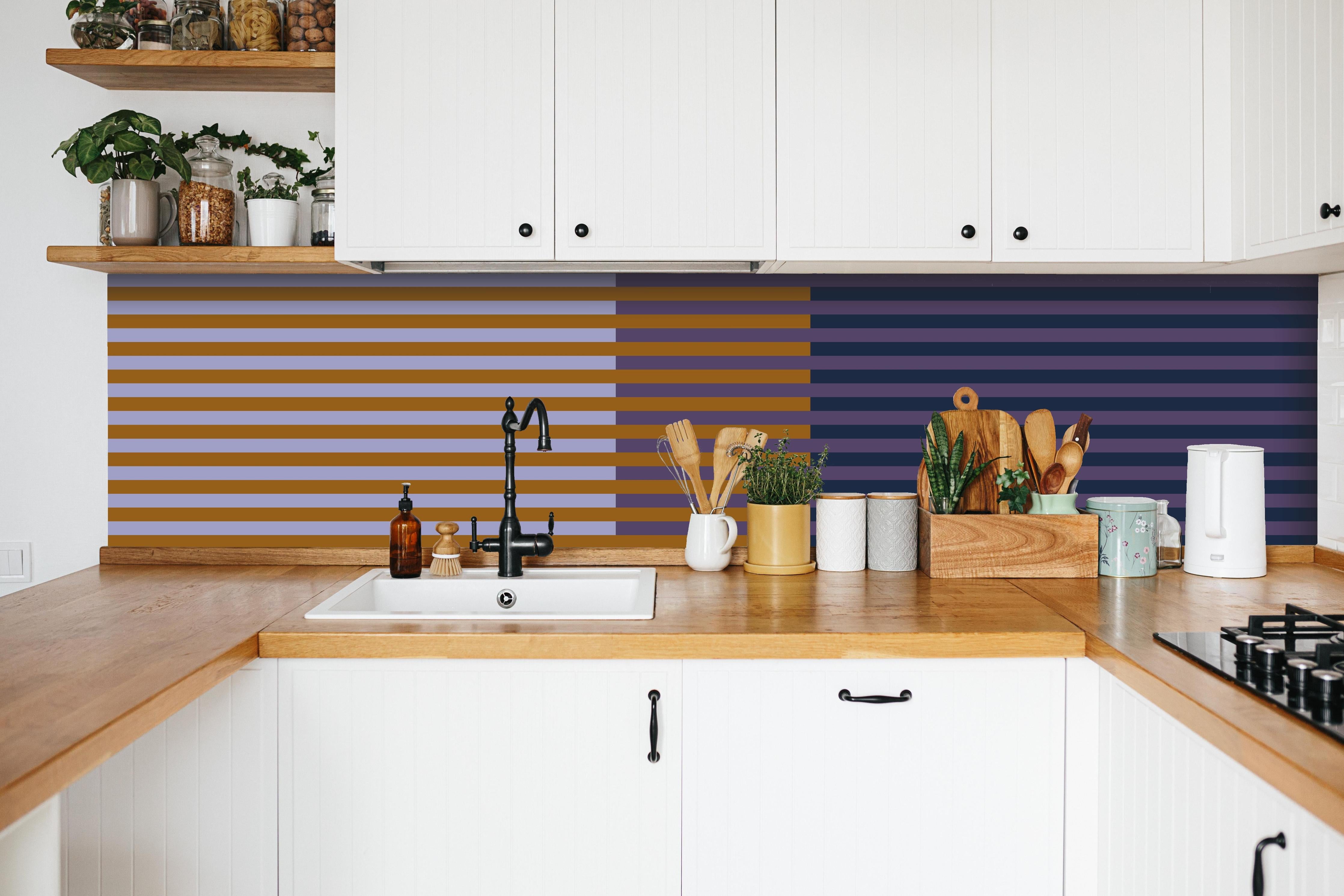 Küche - The Retros - Multy Stripes - Tyrion hinter weißen Hochglanz-Küchenregalen und schwarzem Wasserhahn