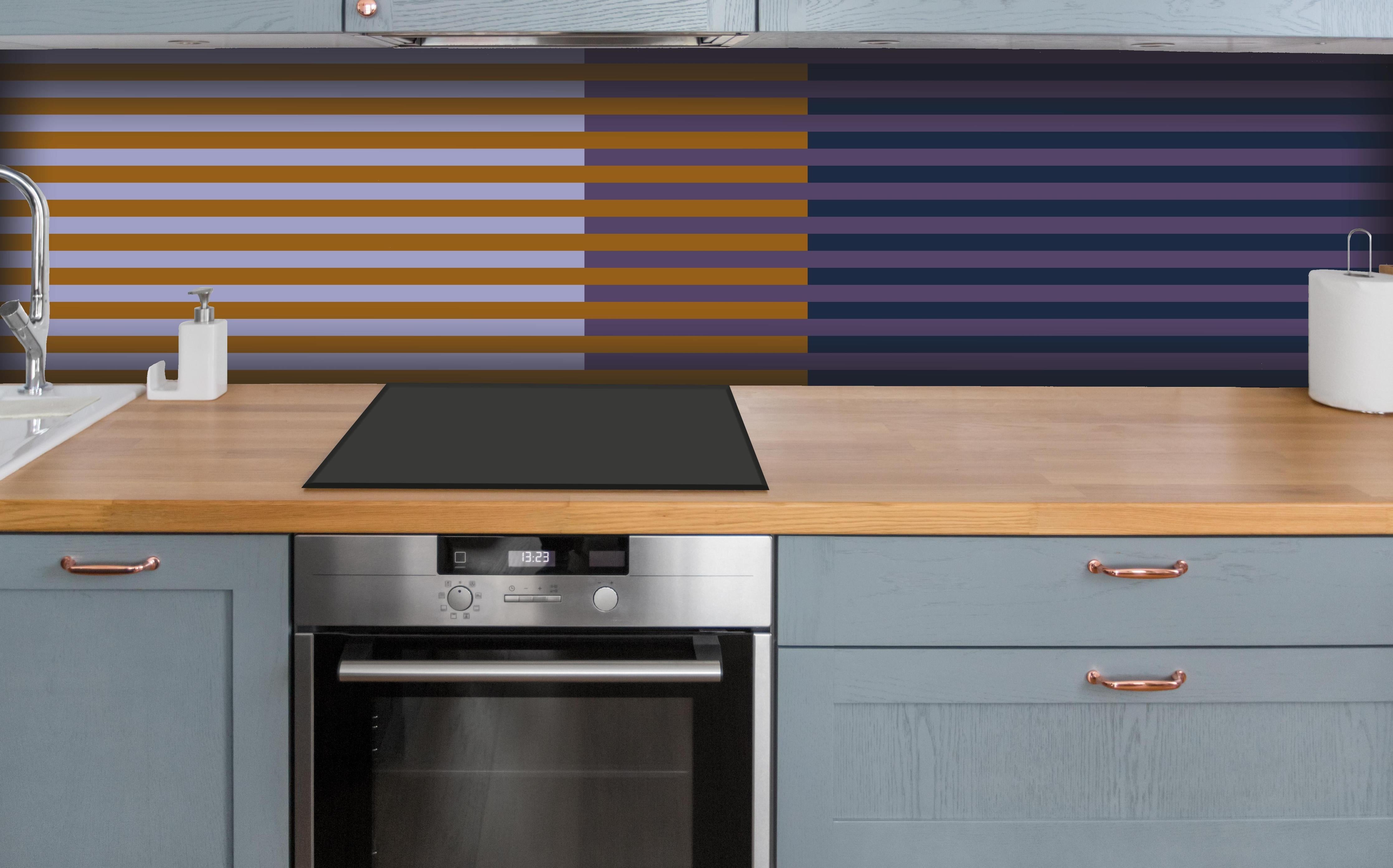 Küche - The Retros - Multy Stripes - Tyrion hinter weißen Hochglanz-Küchenregalen und schwarzem Wasserhahn