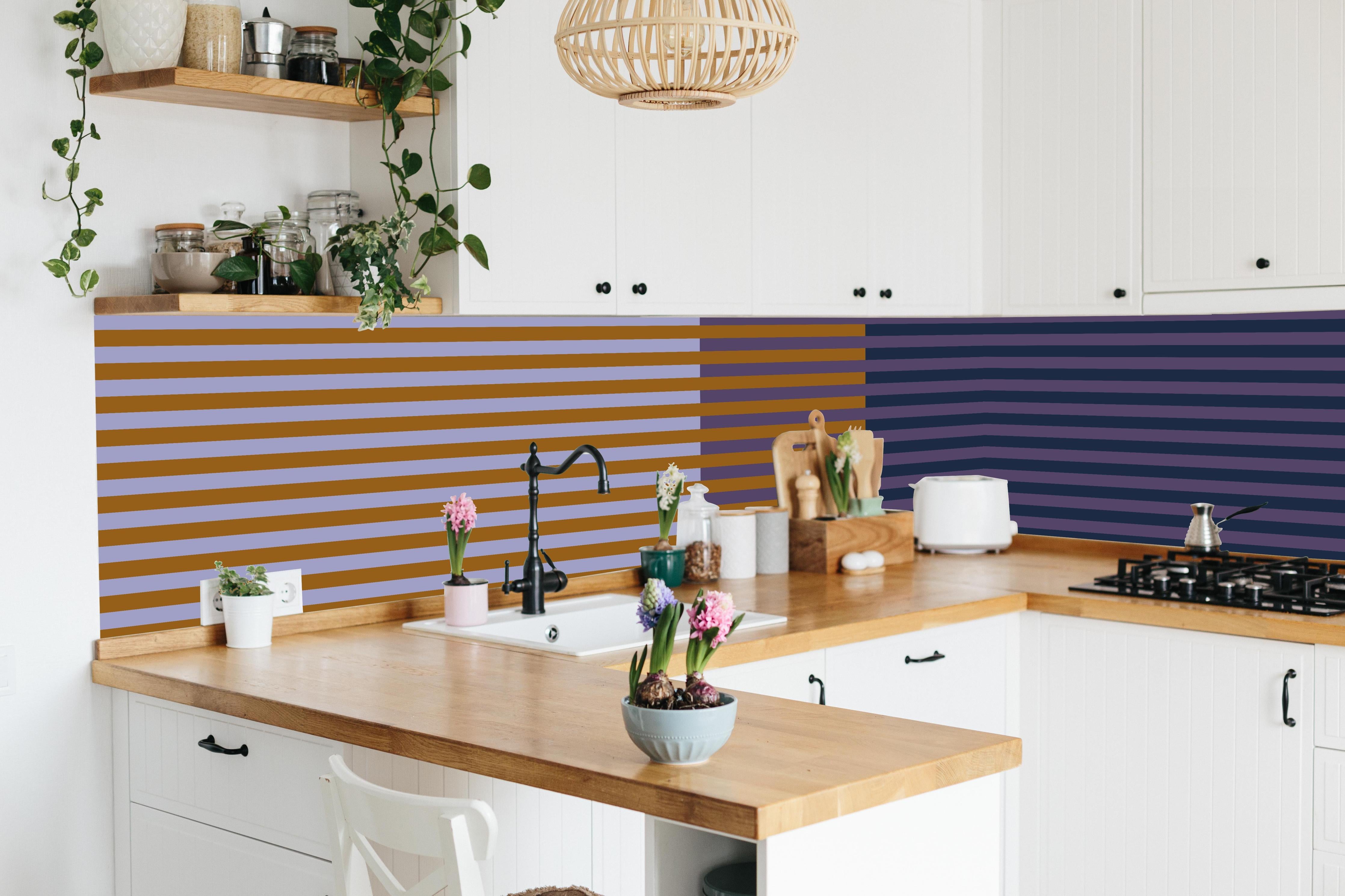 Küche - The Retros - Multy Stripes - Tyrion hinter weißen Hochglanz-Küchenregalen und schwarzem Wasserhahn