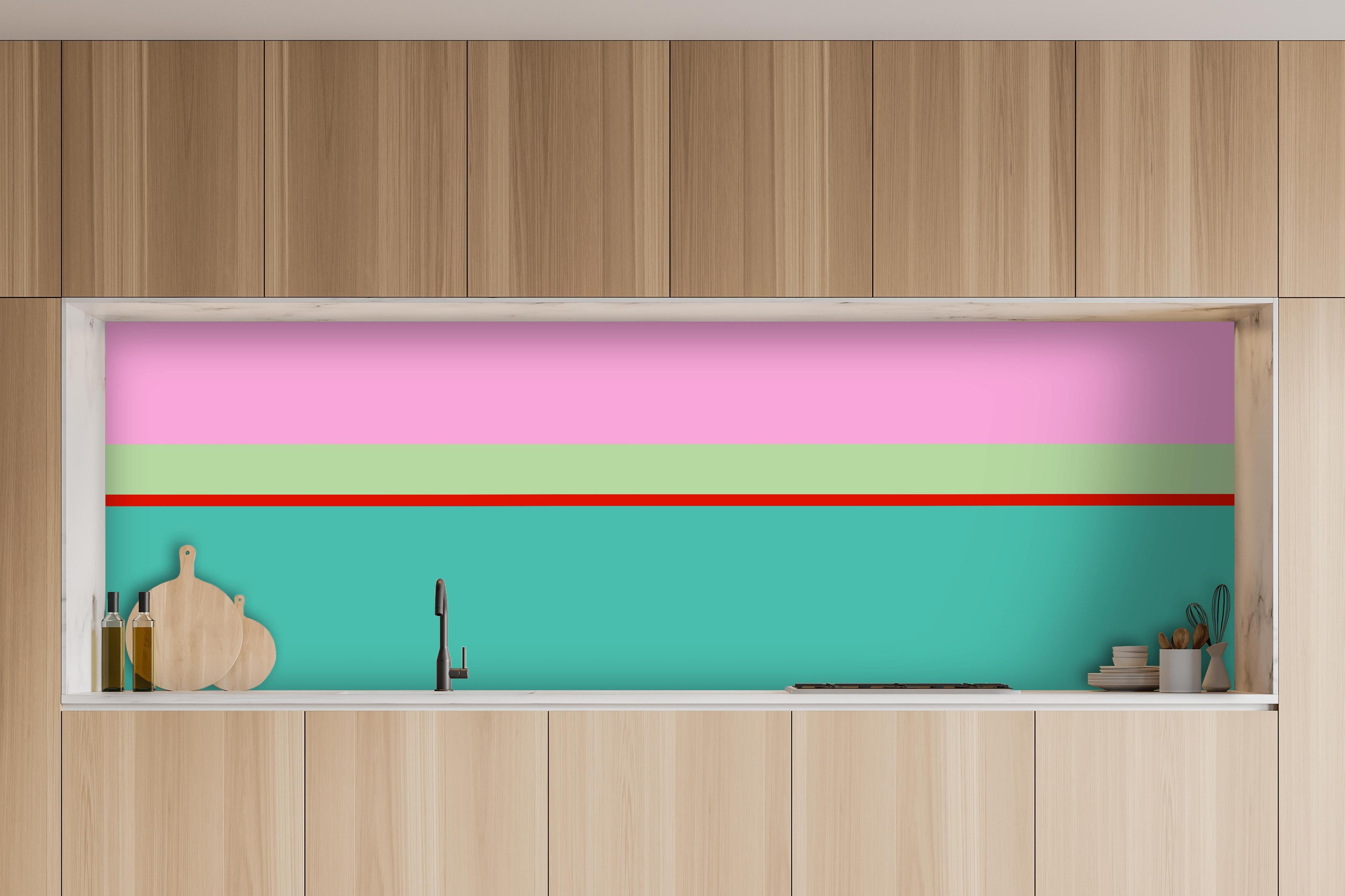 Küche - The Springs - Horizontal - Peony hinter weißen Hochglanz-Küchenregalen und schwarzem Wasserhahn