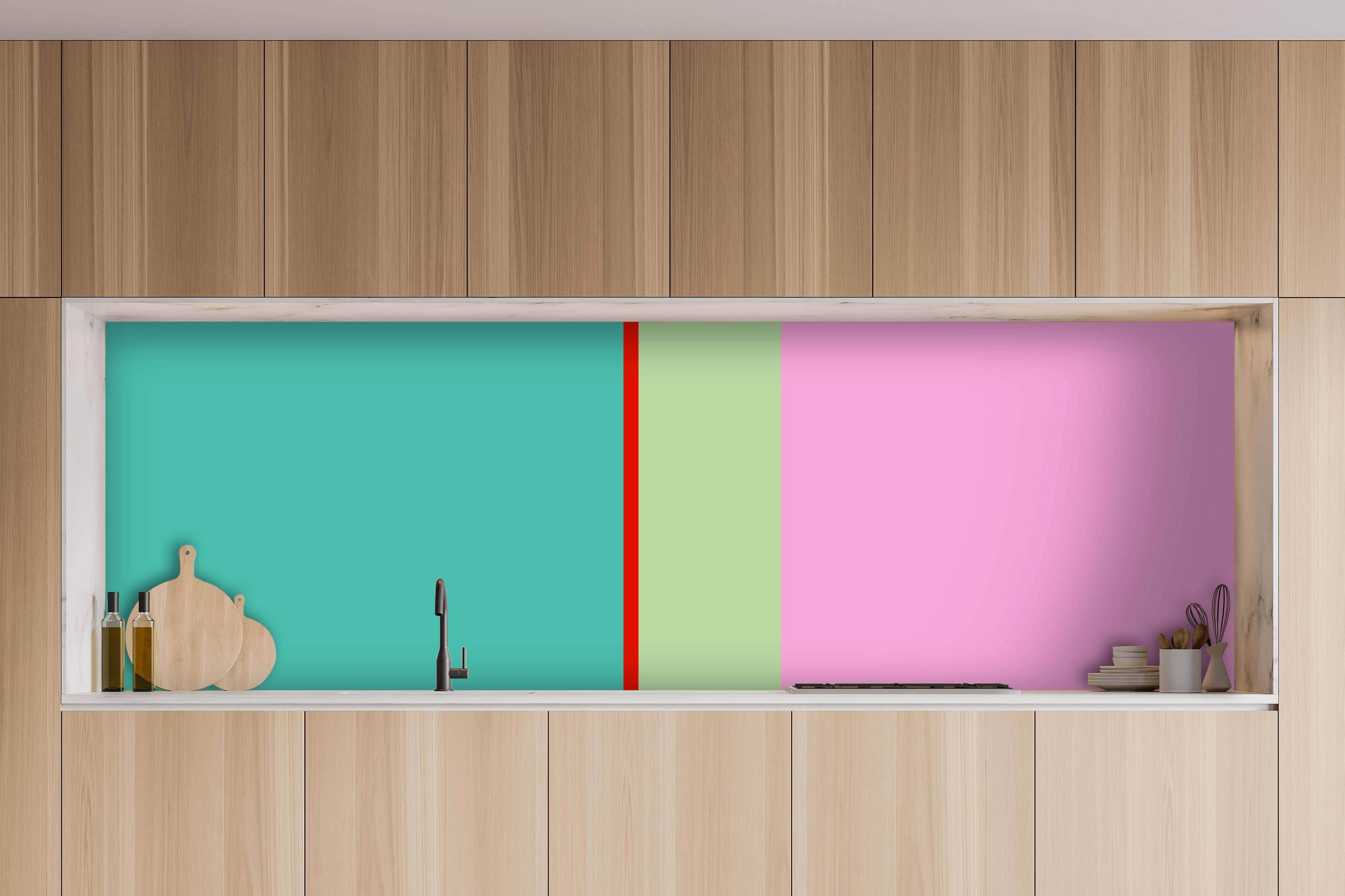 Küche - The Springs - Vertikal - Peony hinter weißen Hochglanz-Küchenregalen und schwarzem Wasserhahn